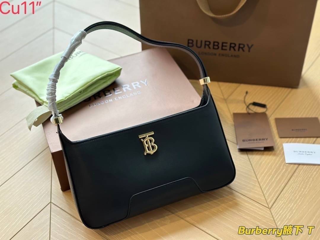 Burberry TB Shoulder Bag 9" 11" กระเป๋าสะพายไหล่ เรียบหรูดูแพงต้องยกให้รุ่นนี้เลยค่ะ งานหนังสวยเต็มใบ โลโก้อะไหล่ทองเงางาม สวยเป๊ะ จะถือหรือสะพายไหล่ก็ดูหรูหรามีระดับ