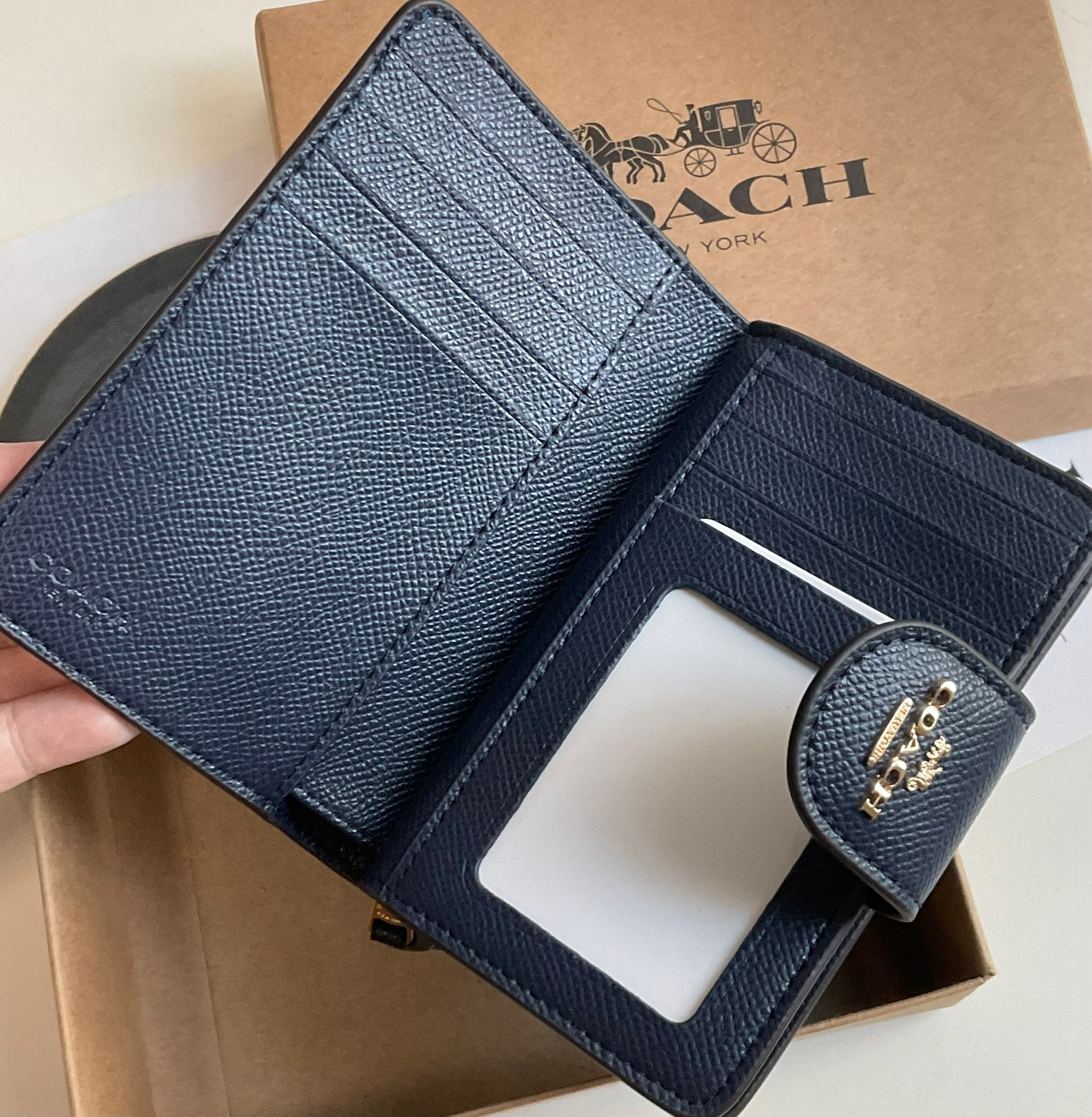 COACH SMALL WALLET IN SIGNATURE CANVAS กระเป๋าสตางค์ใบกลาง แบบพับสองตอน เปิดปิดด้วยกระดุมปั้มแบรนด์ ด้านในมีช่องใส่บัตรหลายช่อง พร้อมช่องใส่รูป และช่องใส่ธนบัตร ด้านหลังมีช่องซิปเหรียญอีกหนึ่งช่อง น้ำหนักเบา พกพาสะดวก อะไหล่ทองสุดหรู ห้ามพลาดค่ะ!