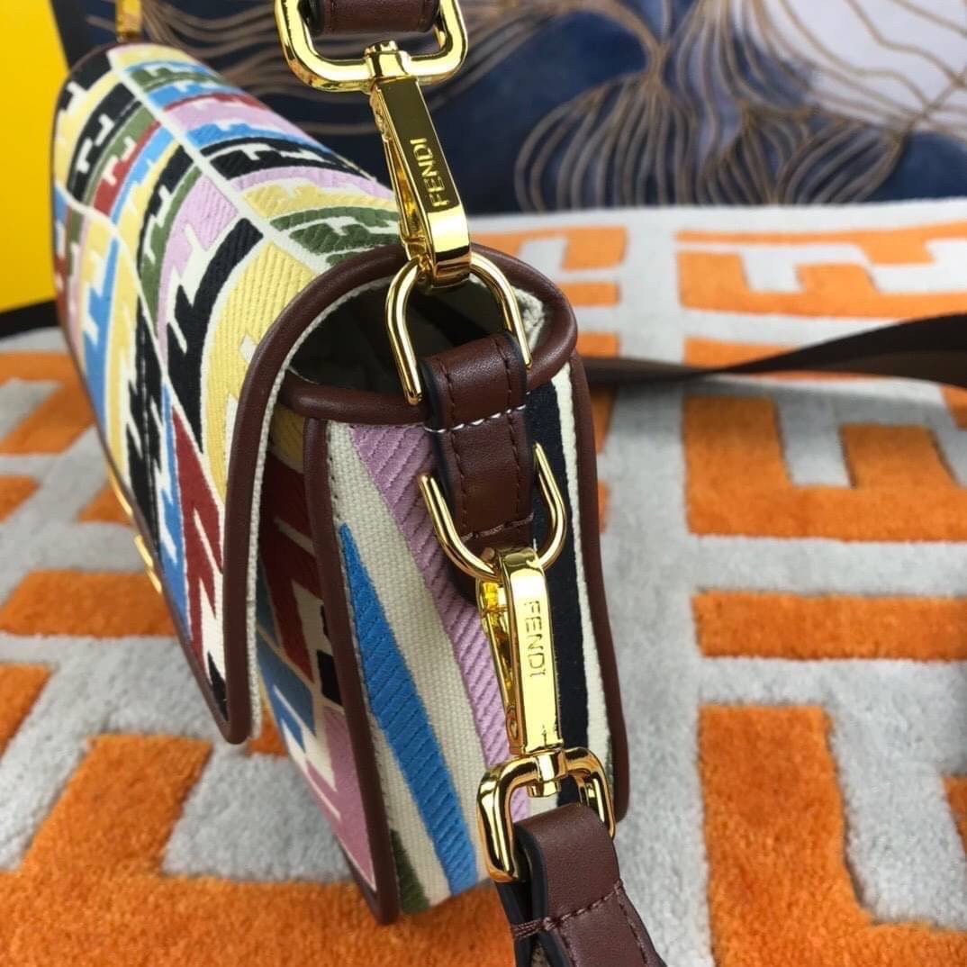 VIP GIFT 】FENDI BAGUETTE SUMMER 2021 CANVAS SHOULDER BAG กระเป๋าสะพายพรีเมี่ยมกิ๊ฟ หายาก สีคัลเลอร์ฟูลสุดใส โดดเด่น ดีไซน์ปั๊มโลโก้รอบใบ วัสดุผ้าแคนวาส ทนทาน มาพร้อมสาย 2 แบบ สำหรับคล้องแขน และสายครอสบอดี้สีทูโทน เปิด-ปิดด้วยกระดุมแม่เหล็ก ภายในเป็นช่องโล