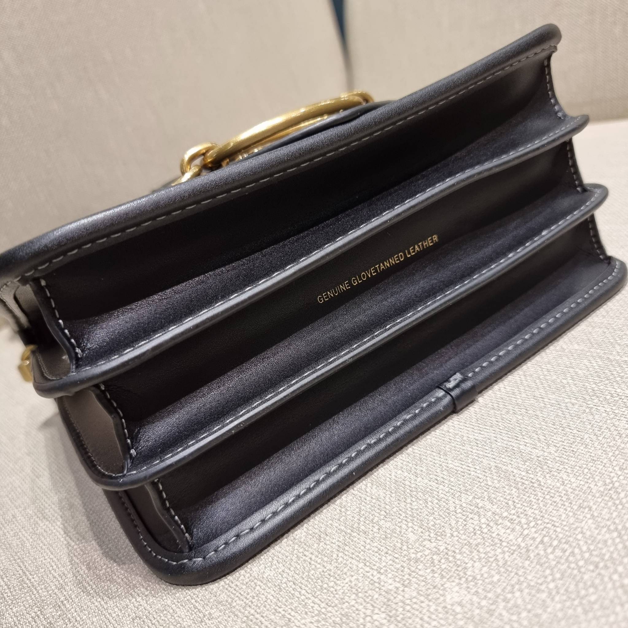 COACH C8449 HERO SHOULDER BAG / COACH C8450 HERO SHOULDER BAG IN SIGNATURE CANVAS ดีไซน์ใหม่ล่าสุด ที่มาพร้อมความหรูยกระดับ กระเป๋าถือ/สะพายข้าง ออกแบบทรงสวย คลาสสิค ขนาดกำลังพอดี ไม่ว่าจะถือ หรือสะพายสายครอส ก็ดูดีแบบไม่ต้องแต่งเติม วัสดุหนังแท้เต็มใบ ฝา