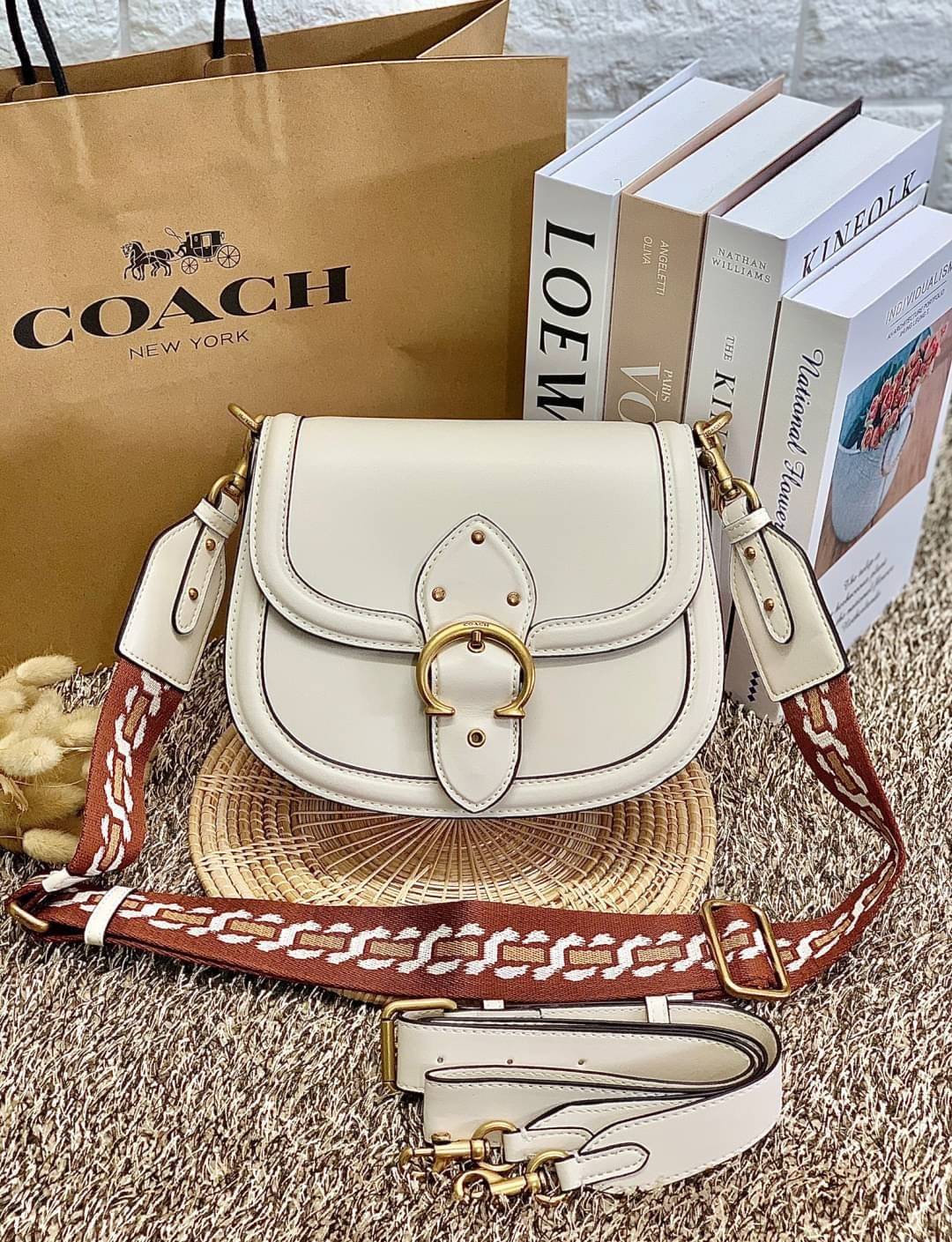 สวย หรู แถมสุดคุ้มกันเลยจร้าา💋 COACH BEAT SADDLE BAG ((C3837//C0749)) พร้อมส่งที่ไทยอีกครั้ง ห้ามพลาดค่าา!! กระเป๋าสะพายครอสบอดี้ร์ วัสดุหนังแท้ชั้นดีที่สุด! หนังสวย บวกกับอะไหล่แบรนด์ที่ดูเด่นคลาสสิคตรงด้านหน้าค่ะ เปิดปิดกระเป๋าแบบกดล็อค ภายในสาม