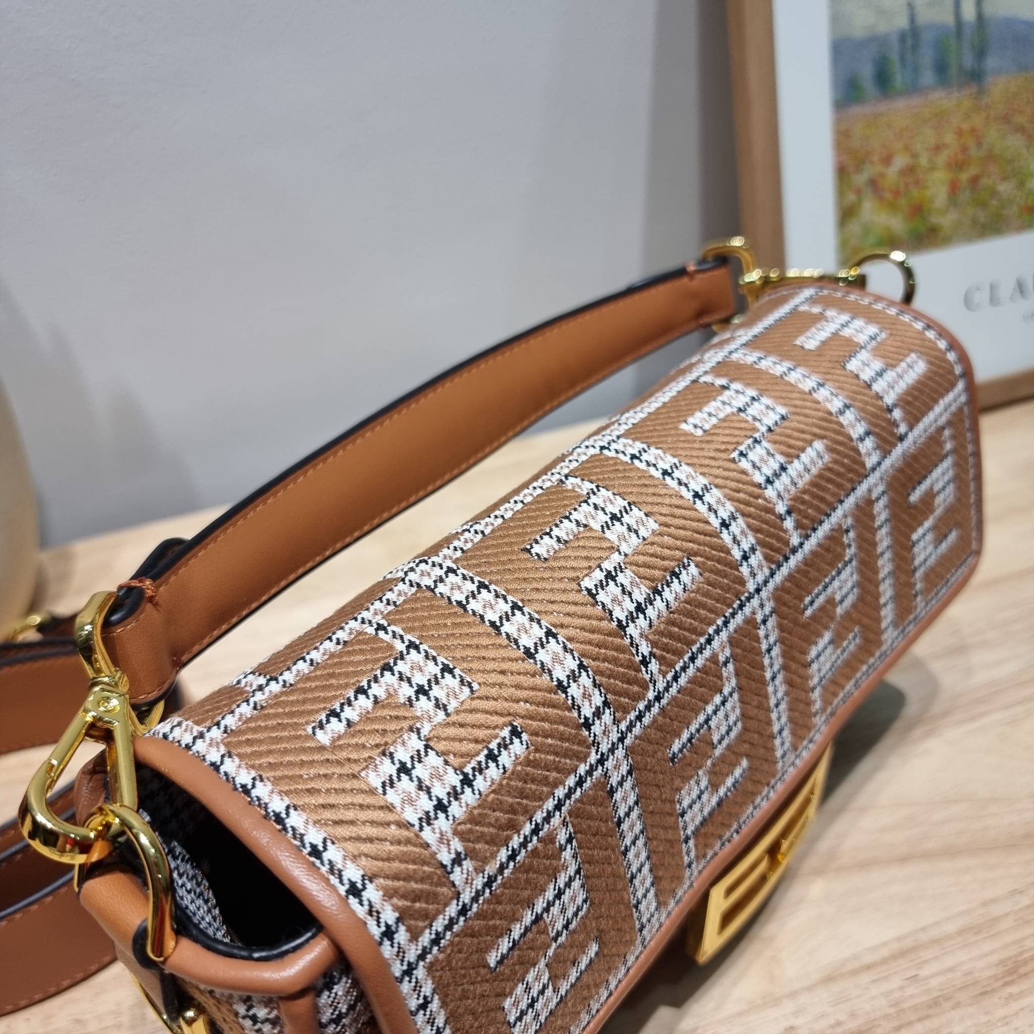 FENDI BAGUETTE MONOGRAM PRINT SHOULDER BAG / FENDI Baguette Brown houndstooth wool bag with FF embroidery อีกหนึ่งรุ่นใหม่ ปังไม่ไหวจ้าแม่!! กระเป๋าสะพายทรงแบคเกตต์ ดีไซน์ลวดลายรอบใบ มี texture โดดเด่นน่าใช้ ดูหรูและคลาสสิค