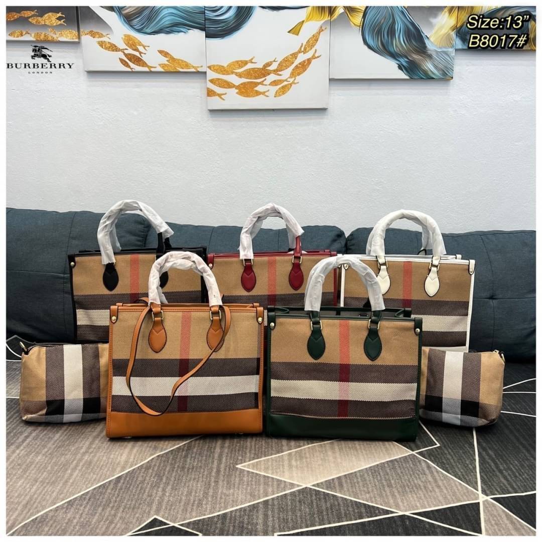 BURBERRY TOTE VINTAGE BAG / Burberry Crossbody Bag กระเป๋าสะพายทรงโท้ทลายวินเทจ สวยคลาสสิก จุของได้เยอะมาก มาพร้อมใบเล็ก รุ่น unisex ใช้ได้ทั้งชาย/หญิง โทนสีใช้งานง่าย หลายโอกาส วัสดุหนังและ Canvas อย่างดี สวยอยู่ทรง ภายในโล่งกว้าง ไอเท็มแนะนำ Must Have! 