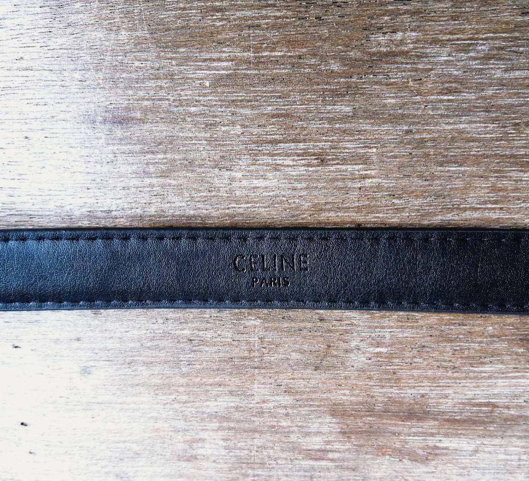 Celine Vintage Logo Leather Belt วัสดุ Calfskin หนังเรียบสวยขนาดกำลังดี หัวเข็มขัดโลโก้แบรนด์อะไหล่สีทองดีไซน์ 3D Vintage สายเข็มขัดปรับระดับได้ในดีไซน์เรียบหรูเข้ากับทุกลุ๊ค ใช้ได้ทั้งชายและหญิงค่ะ สินค้ามาพร้อมกล่องกระดาษและถุงแบรนด์ห้ามพลาดค่ะ!