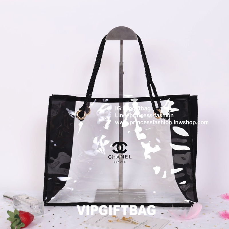 พรีเมี่ยมกิ๊ฟแท้ 100% 🔥 กระเป๋า Chanel waterproof bag ปั๊มโลโก้ กระเป๋ากันน้ำมาแล้วจ้า ร้อนๆแบบนี้พกติดไปสระน้ำด้วยนะคะ จุขอได้เยอะ สวยๆรับซัมเม่อร์นี้ไปเลยจ้าา