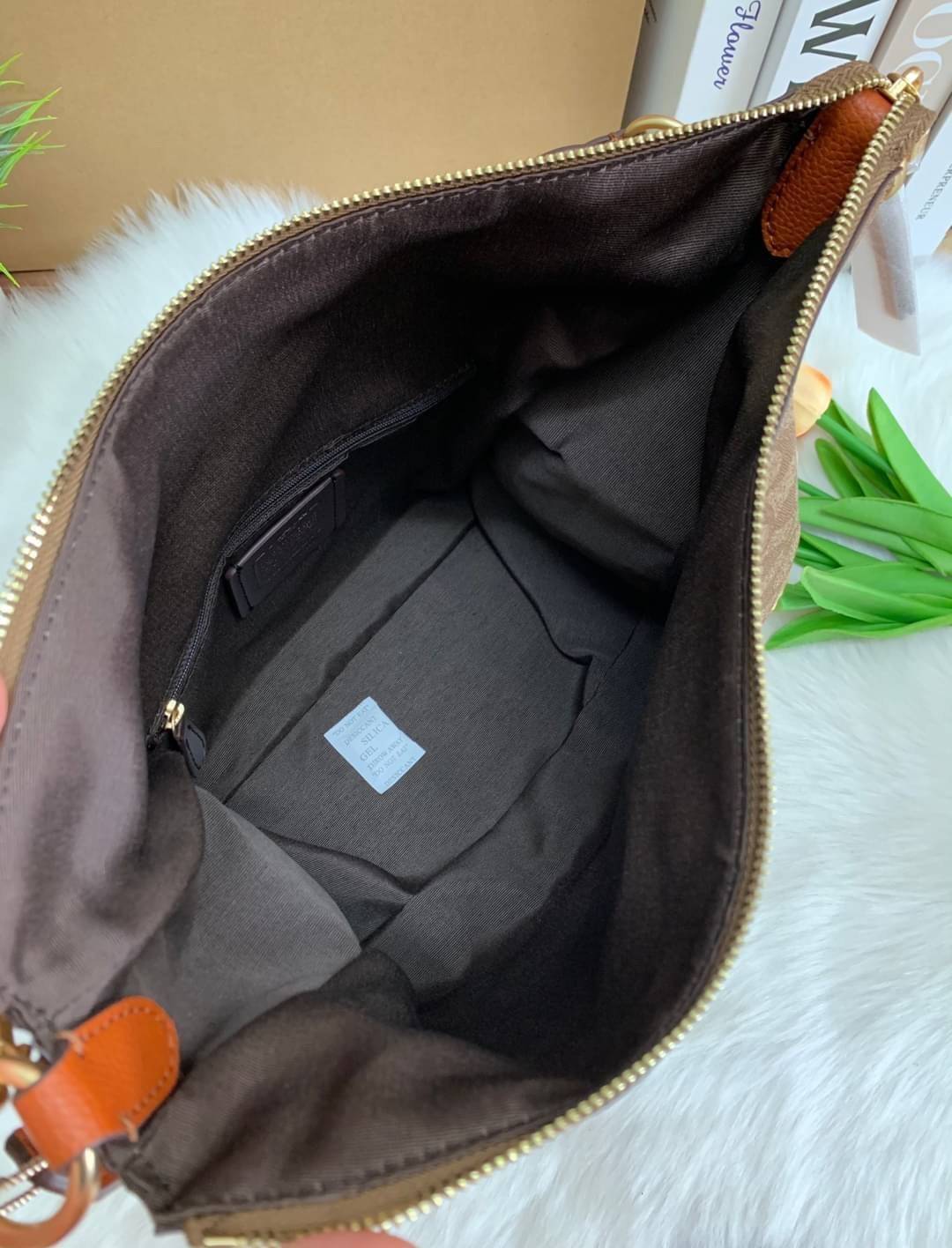 COACH PENNIE SHOULDER BAG ((C1523)) ✔️กระเป๋าหิ้ว//คล้องไหล่//สะพายข้างได้ สุดคุ้ม! ✔️ใบใหญ่ ทรงสวยใส่ของได้จุมาก หนังแท้ หนังนิ่ม สัมผัสแล้วหลงรักแน่นอนค่ะ ✔️ปากกระเป๋ากว้าง ล้วงหยิบของสะดวกมากๆ ภายในกระเป๋าโล่งกว้าง สัมภาระเยอะๆหายห