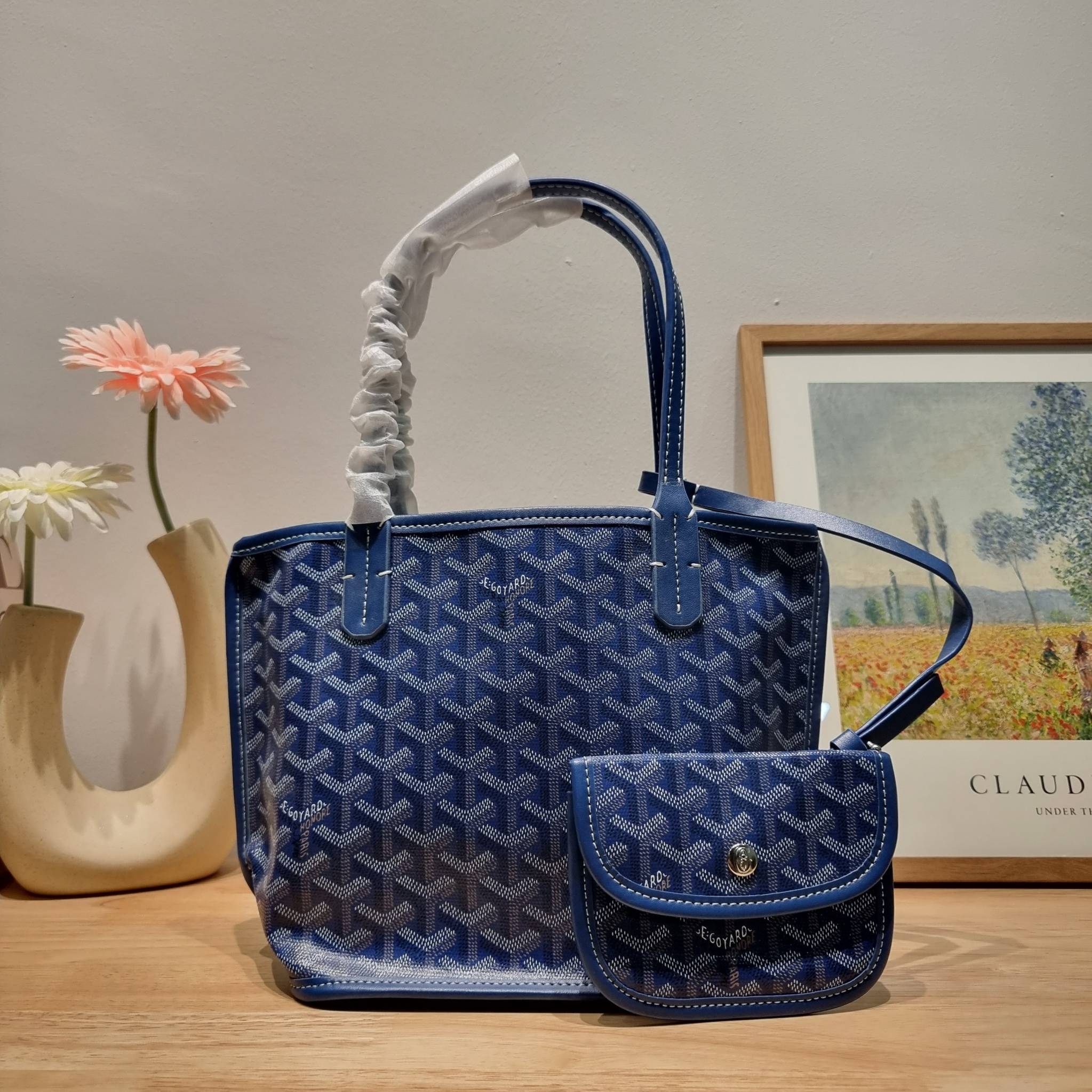 GOYARD MINI ANJOU REVERSIBLE TOTE ฮอตไอเท็ม กับกระเป๋าสะพายทรงโท้ท ไซส์มินิ กะทัดรัดมาก มาครบสีขายดี เลิศทุกสี รูปทรงคลาสสิค ดีไซน์เป็นเอกลักษณ์ ใช้งานได้หลากหลาย สามารถกลับด้านใช้ได้แบบไม่มีเบื่อ