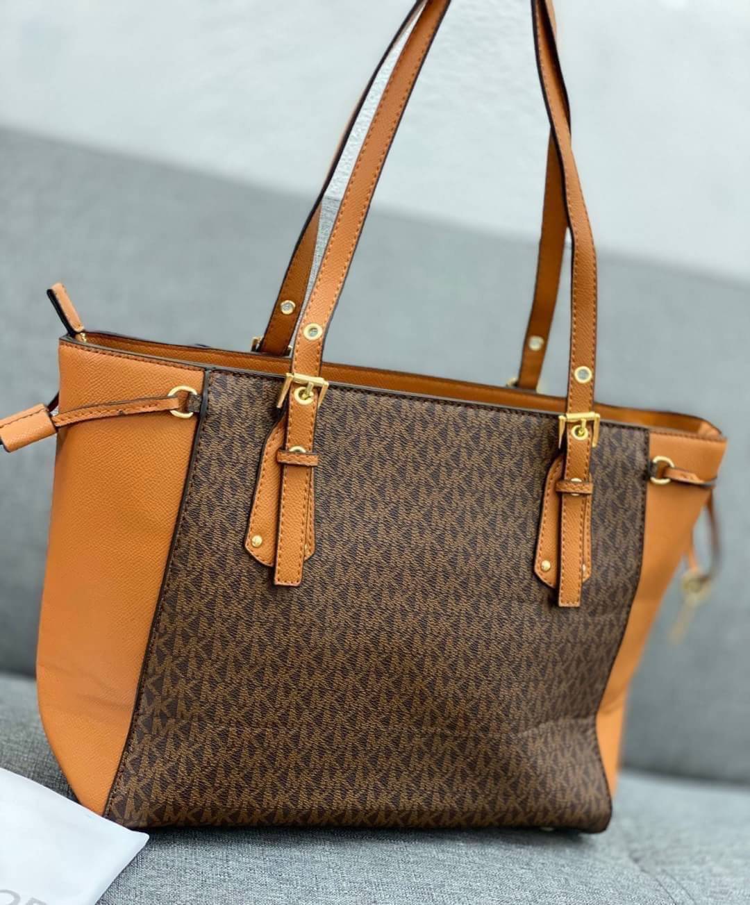 MICHAEL KORS TOTE BAG กระเป๋าสะพายไหล่ทรง Tote ใบใหญ่กำลังดีหนัง Saffiano สวยหรูอยู่ทรง ด้านหน้าประดับโลโก้สีทองสวย พร้อมอะไหล่ห้อยแบรนด์ ภายในมี 2 ช่องหลัก 1 ช่องซิปกลาง และช่องเล็ก ใส่ของจุกจิก และสายห้อยกุญแจ กว้างและจุ ใส่ ipad เอกสาร A4 กระเป๋าสตางค์