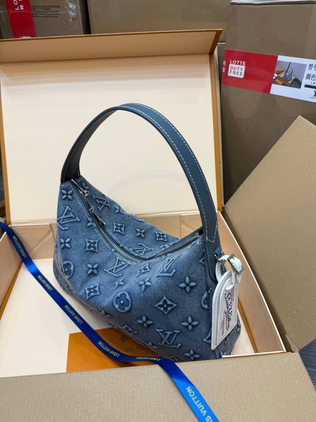 LV Slouchy PM Monogram Denim Bag กระเป๋าทรงโฮโบ ใหม่ล่าสุด ที่ใครๆก็ต้องมี ด้วยรูปทรงคลาสสิคและใช้งานง่าย ในดีไซน์สุดชิคเดนิมปั้มนูนคมชัดสวยดูลัคชู