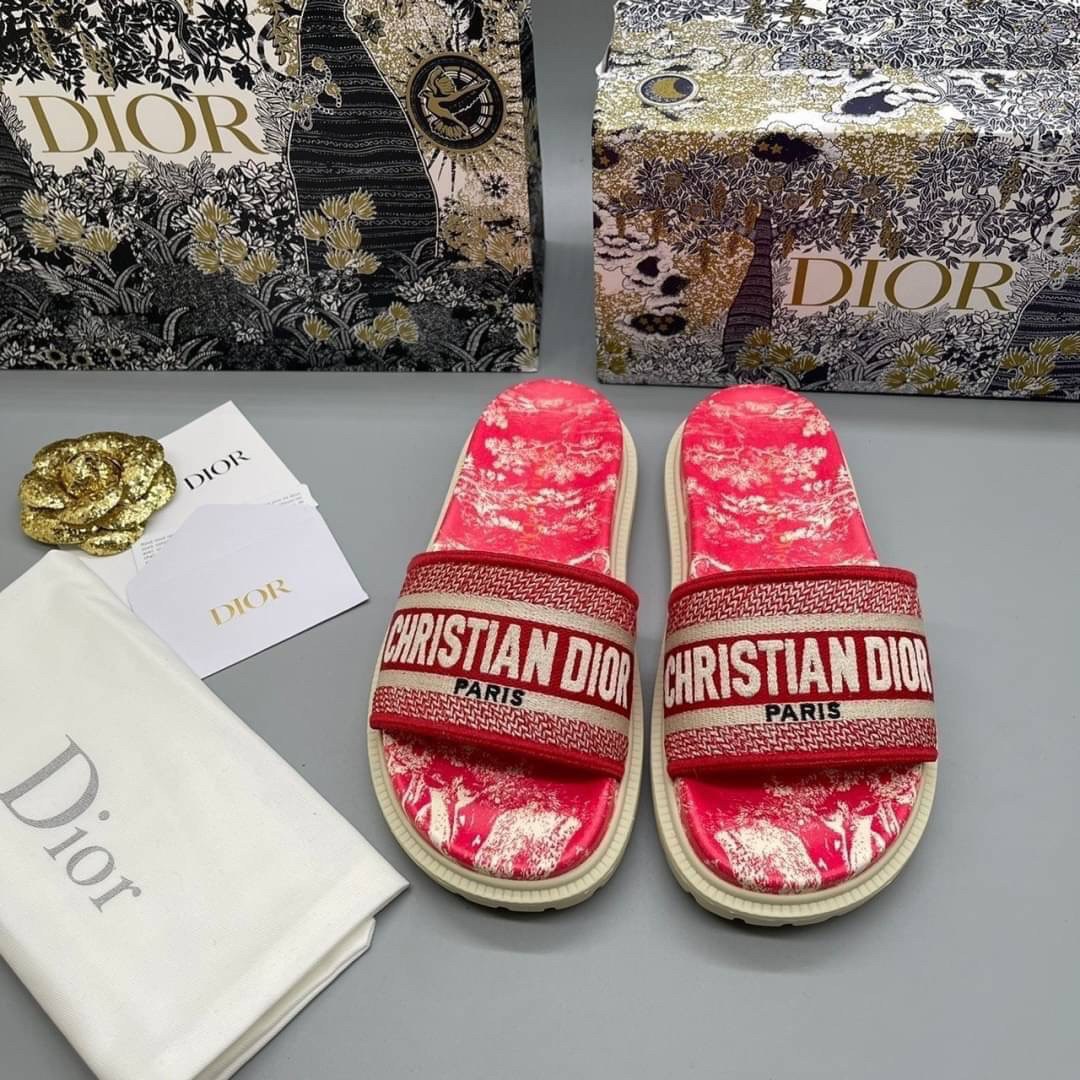 DIOR DWAY SLIDE Toile de Jouy Flowers Embroidered Cotton Dior Sandals รองเท้าแตะที่เป็นเอกลักษณ์ ที่สุดแห่งความหรูหราใช้งานได้ทุกวัน ตัดเย็บจากผ้าฝ้ายปักลาย ประดับด้วยรายละเอียดสวยงาม เสริมส้นยางหนาอย่างดีสวมใส่ง่าย น้ำหนักเบา งานเกรดออริจินอล 1:1 เหมือนท