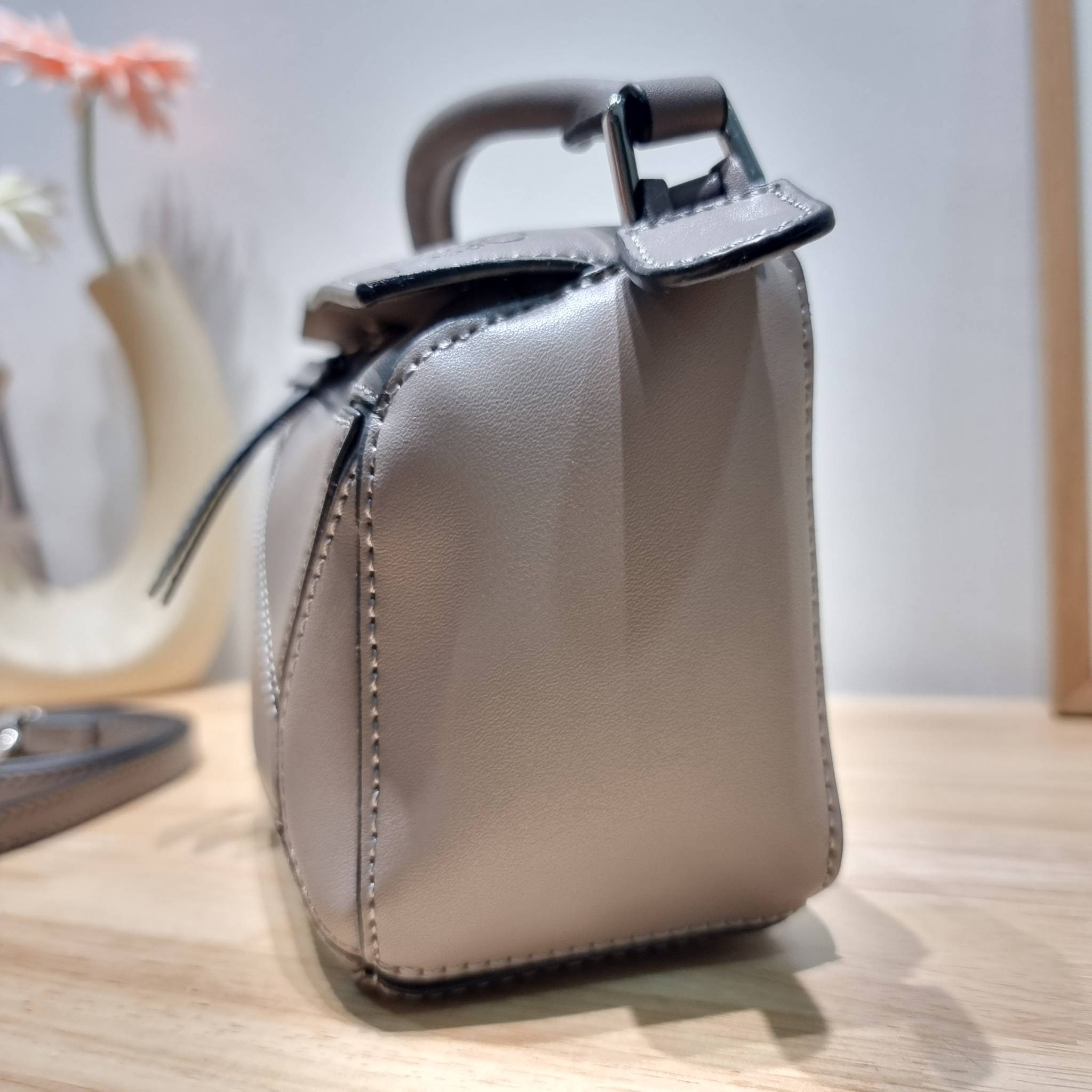 LOEWE MINI PUZZLE BAG IN CLASSIC สุดยอดแบรนด์ที่ดีไซน์เป็นเอกลักษณ์ โดดเด่น สวยหรู กับกระเป๋าสะพายข้างทรงกล่อง ไซส์มินิ สไตล์พัซเซิล ให้ฟีลลิ่งเหมือนตัวต่อคละสี ดูดีได้ทุกที่แค่มีใบนี้