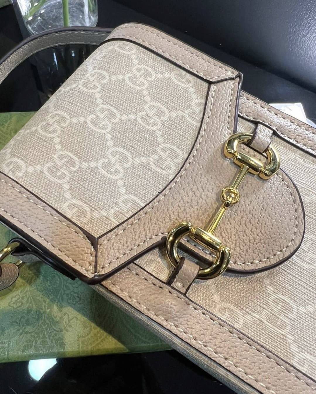 Gucci Horsebit 1955 mini bag / Gucci horsebit phone case สีใหม่ละมุนพร้อมส่ง กระเป๋าสะพาย กระเป๋าใส่โทรศัพท์ งานแฟชั่นคลาสสิก อะไหล่สวย ดีไซต์สัญลักษณ์วงแหวนตามแบบฉบับแบรนด์ มาพร้อมกล่องแบรนด์และสายสะพายยาวที่สามารถปรับระดับได้ พร้อมส่งให้สะพาย สวยๆ กันแล