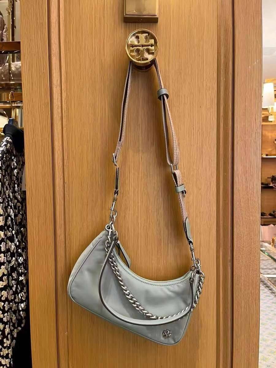 TORY BURCH handbag / TORY BURCH shoulder bag พร้อมส่งที่ไทย Tory Burch 151 Mercer Small Crescent Bag กระเป๋าถือหรือสะพายไหล่ วัสดุNylon อะไหล่เงิน น้ำหนักเบา พกพาสะดวก ใส่โทรศัพท์ iIphone+ ได้ ด้านในโล่งมีช่องเล็กใส่บัตร 2 ช่อง มาพร้อมสายสั้น สายหนัง+สายโ