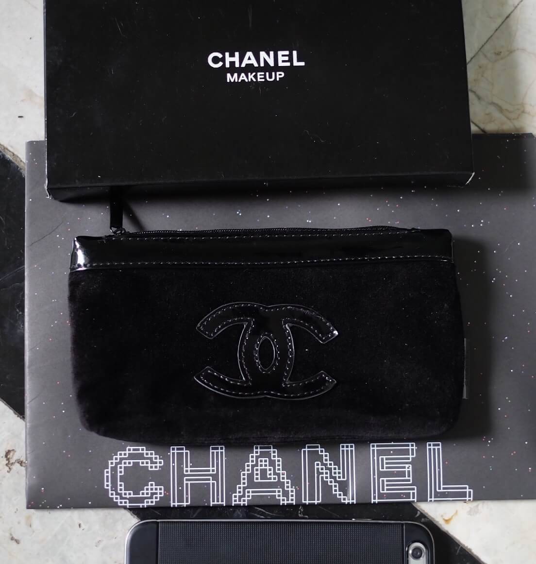 กลับมาอีกครั้งคะ! Gift set สุดหรู Chanel clucth vip gift จากเคาเตอร์แบรนด์ดัง เป็นกระเป๋าผ้าขนนิ่มอย่างดี เปิดปิดด้วยซิปปั้มแบรนด์ ติดโลโก้แบรนด์ด้านหน้า ขนาดกำลังดีคะ ถือแล้วสวยมากๆ ใส่มือถือได้ถึง iphone7+ หรือใส่เงิน คสอ.ได้สบายๆเลย สวยหรูมากค้า ให้เป็