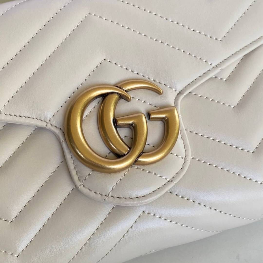 GUCCI Marmont Wallet on chain Leather / GG Marmont Chain Wallet เกรดเทพออริจินอล หนังแท้ งานสวยน่ารักมาก ใส่โทรศัพท์ได้ทุกรุ่น หนังวัวแท้นิ่มมาก ใส่การ์ด ใส่บัตร ได้เยอะมากๆ ฝ่าปิดแบบกระดุมใช้งานง่าย *กระดุมมีโลโก้ Gucci * งานสวยละเอียดยิบย่อยทุกจุด ภาพถ่