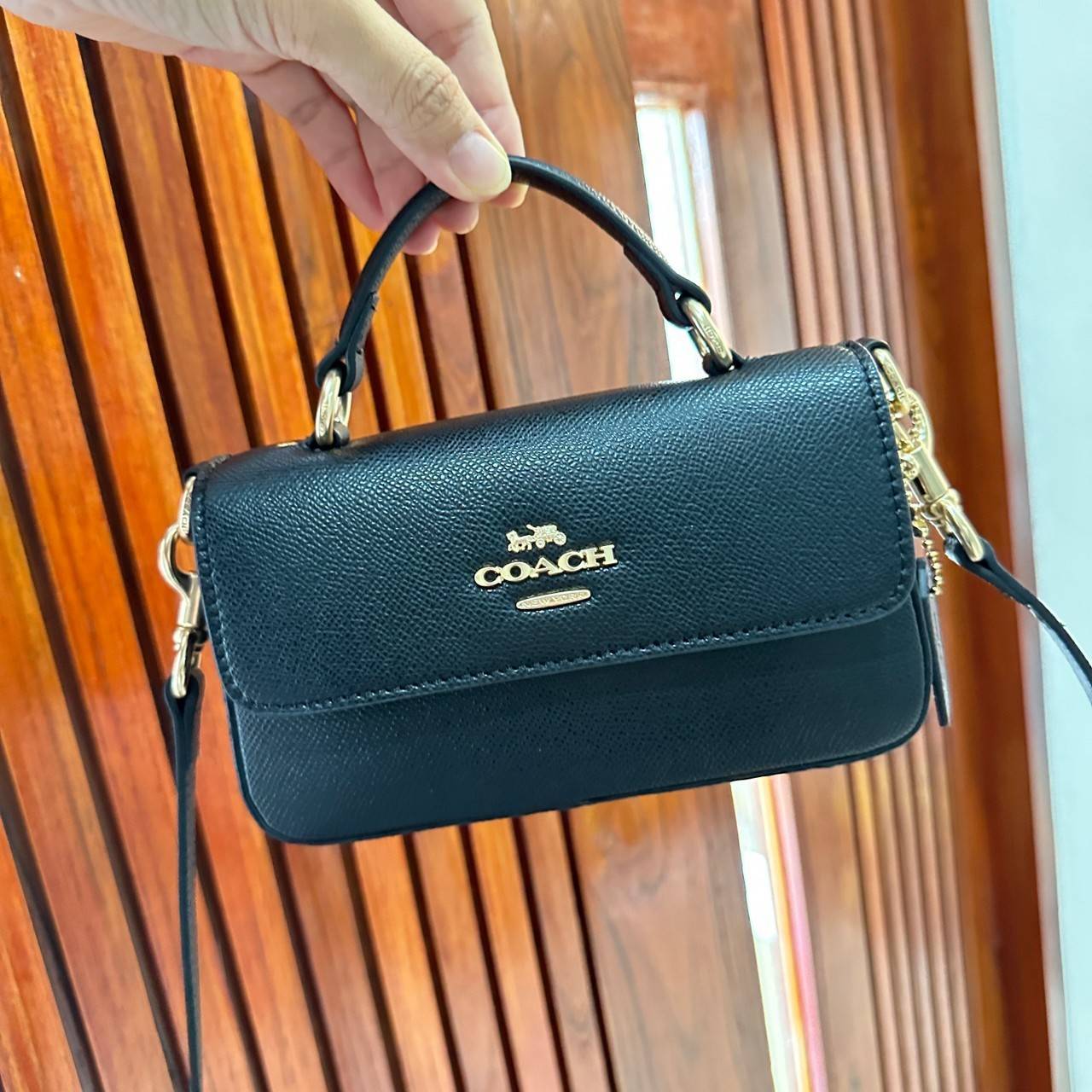 Coach Mini Josie Top Handle Crossbody In Blocked Signature Canvas (cc340) ใหม่ล่าสุด กระเป๋าสะพายหรือถือใบเล็กกระทัดรัด วัสดุหนังตัดขอบหนังแท้ ภายในช่องโล่งกว้างสามารถใส่โทรศัพท์ iPhonePro max ได้ มีช่องใส่บัตรเครดิต 2 ช่อง เปิดปิดด้วนกระดุมแป๊ก ซับในผ้า 