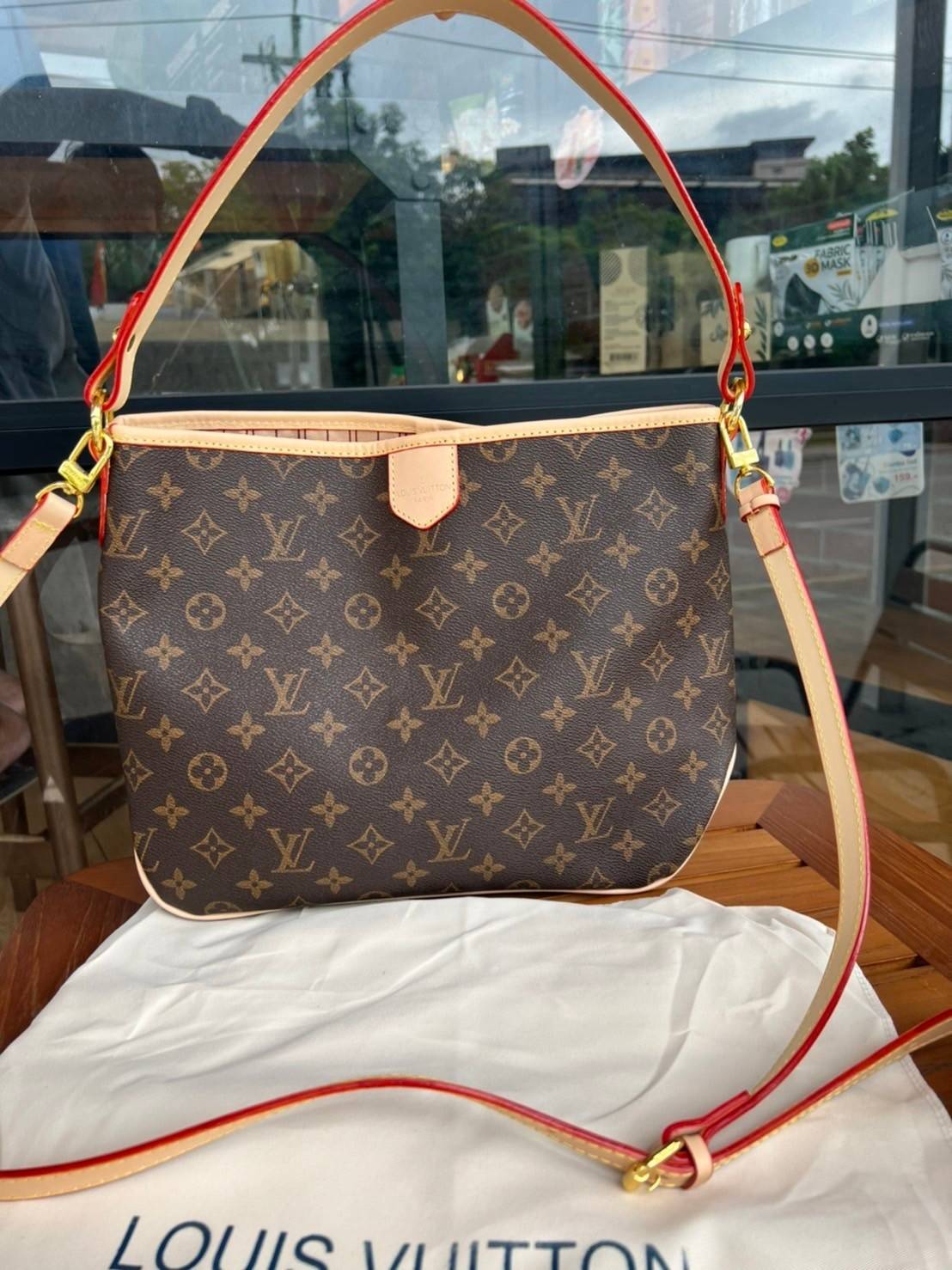 Louis Vuitton Monogram Delight Canvas กระเป๋าสะพายข้างทรงสูงใบใหญ่หนังแกะสังเคราะห์ หูหิ้วปั้มโลโก้ ด้านในมี1ช่องซิป 1ช่องใส่ของจุกจิ๊ก อะไหล่ทองหรูหรา มีสายยาว ถอดสายได้ ปรับระดับได้ จุของได้เยอะ หรูหรา สวยงาม เหมาะกับทุกโอกาศ ต้องมีติดตู้ห้ามพลาดเลยค่า