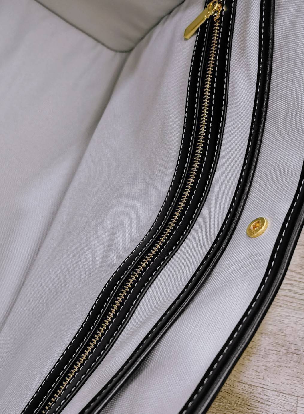 CELINE LARGE TOTE BAG VIP GIFT WITH PURCHASE (GWP) กระเป๋าพรีเมี่ยมกิ๊ฟ Limited จาก CELINE HAUTE PARFUME DUTYFREE COUNTER วัสดุ CANVAS ทรงเหลี่ยมดีไซน์ Casual สวยคลาสสิคสไตล์สาว Lisa ใบใหญ่ใส่สัมภาระได้เยอะจุใจภายในโล่งกว้าง ใส่เอกสาร A4 หนังสือ กระเป๋าสต