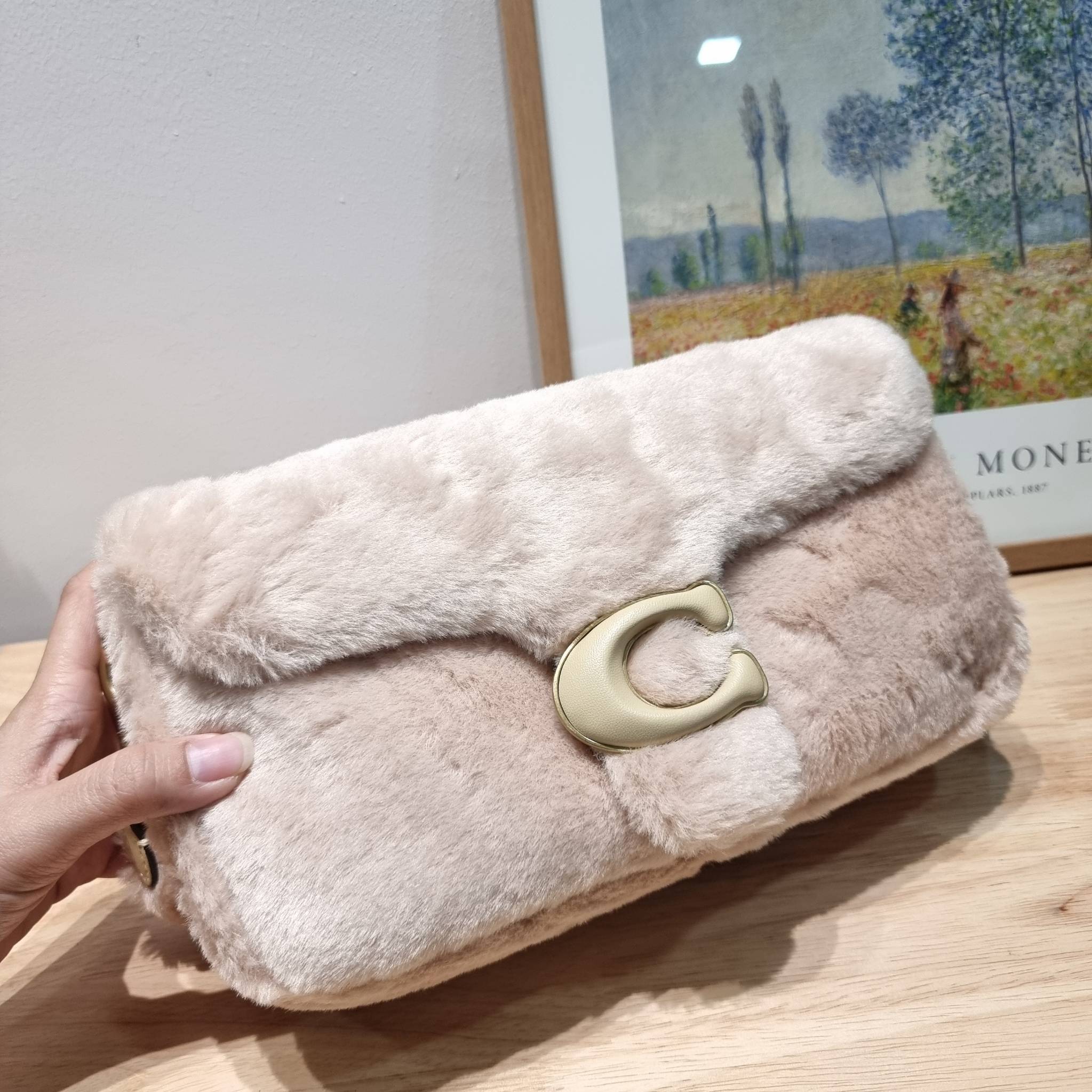 Coach pillow tabby shoulder bag 26 in shearling / COACH LEATHER COVERED C CLOSURE CC445 ใหม่ล่าสุดต้อนรับฤดูหนาว กับคอลเลคชั่นคุณหนู กระเป๋าสะพายไหล่ ดีไซน์วินเทจย้อนยุคตกแต่งขนรอบใบนุ่มฟู สวยลูกคุณมาก!! เปิด-ปิดด้วยกระดุมแม่เหล็ก รับรองแน่นหนา ภายในเป็นช