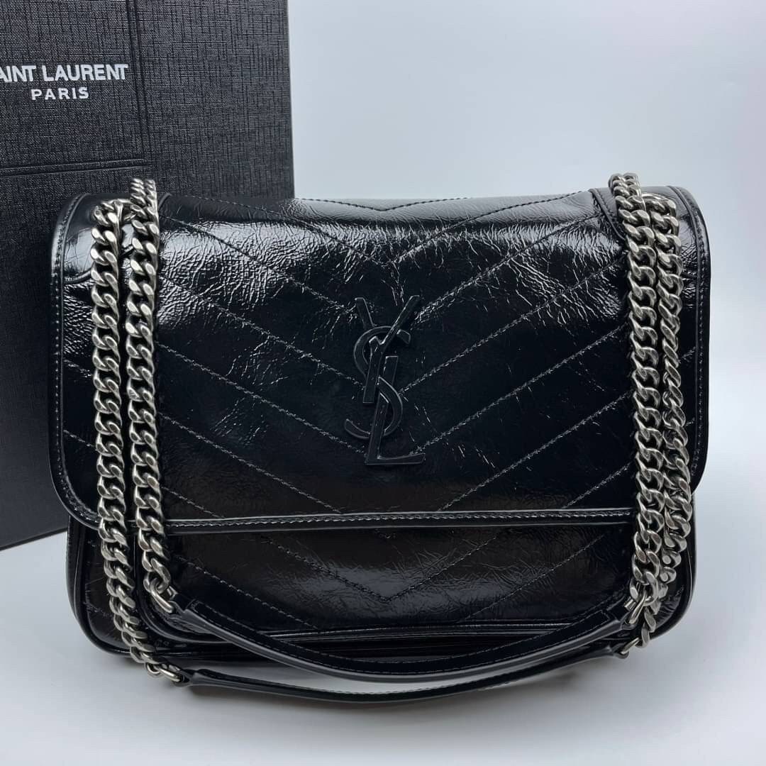 Saint Laurent Niki shoulder bag กระเป๋าสะพายรุ่นโดดเด่นด้วยโครงสร้างทำจากหนังวัว หนังมันเงา นิ่ม งานสวยมากๆ ค่ะ ด้านหน้าประดับโลโก้แบรนด์ และมีช่องสำหรับเก็บของที่หยิบใช้บ่อย ตอบโจทย์การใช้ชีวิตระหว่างวันได้ดีมากๆ สายสพายดีไซน์ได้หลายรูปแบบ แมทกับการแต่งต