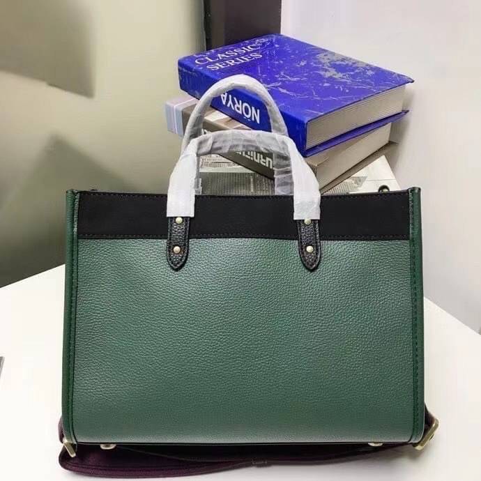 COACH Field Tote 30 In Colorblock With Coach Badge พร้อมส่งที่ไทย เขียวเหนี่ยวทรัพย์มาแล้วค่าา งานสวยหรูดูแพงมากกก สีสวยมาก จะถือหรือสะพายข้างก็ได้ หลากหลายสไตล์ค่ะ