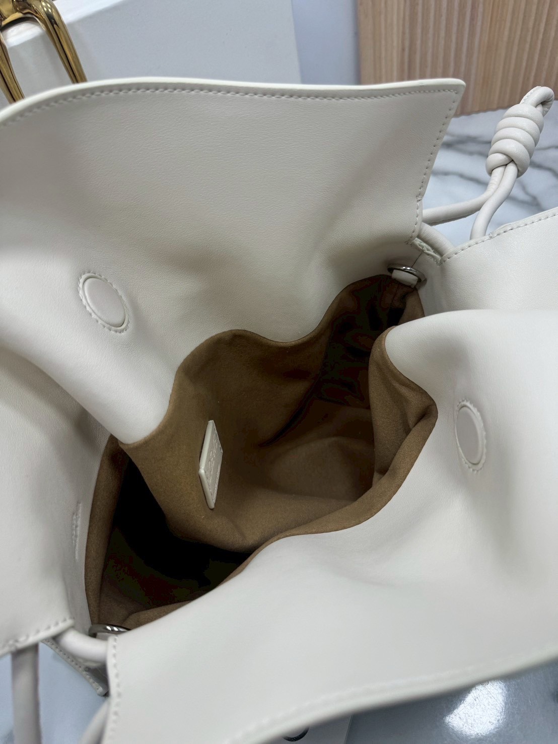 ORI หนังแท้ | Medium Loewe Flamenco clutch in nappa leather 30cm กระเป๋าสะพายทรงคลัชดีไซน์รูดเชือก เรียบหรูดูแพง เรียบง่ายใช้งานสะดวก หนังแนปป้าให้สัมผัสนุ่มสบายผิว มาพร้อมสายสะพายร้อยห่วงหรูหรา