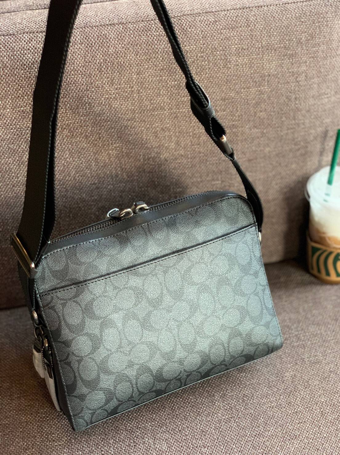 พร้อมสีออกใหม่ ห้ามพลาดค่าา!! COACH WEST CAMERA BAG IN SIGNATURE ((91485)) 🔺กลับมาตามคำเรียกร้องค่าา! กระเป๋าสะพายผู้ชาย((ผู้หญิงก็ใช่สวยทีเดียวค่ะ😘)) หนังแท้ ล่ยหนังCanvasสวยค่ะ มีช่องซิปหน้า//ช่องซิปกลางกว้าง//ช่องหลักแบบซิปคู่ ใส่สัมภาร