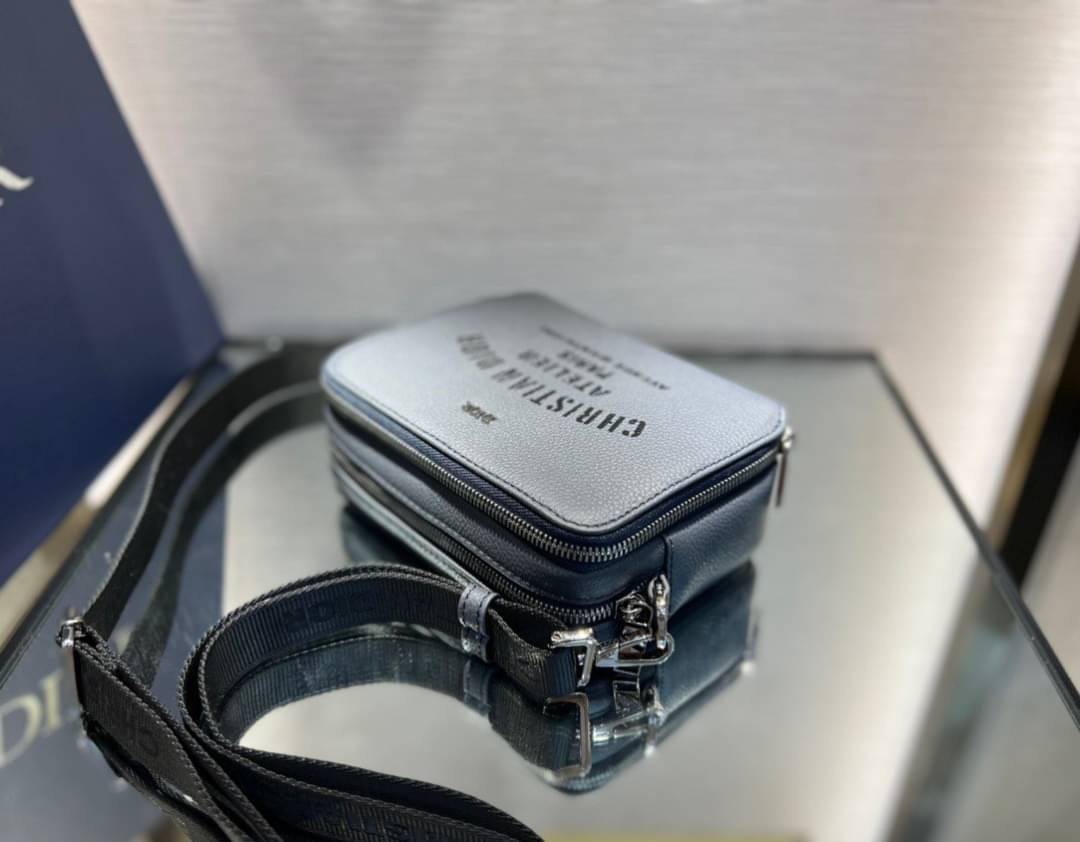 DIOR Grained Calfskin Double Zip Crossbody Pouch / DIOR WITH ATELIER SIGNATURE DARK GRAY GRAINED CALFSKIN POUCH WITH SHOULDER STRAP BAG เกรดเทพออริจินอล หนังแท้ ภาพถ่ายจากสินค้าจริง ใช้งานต่างประเทศได้
