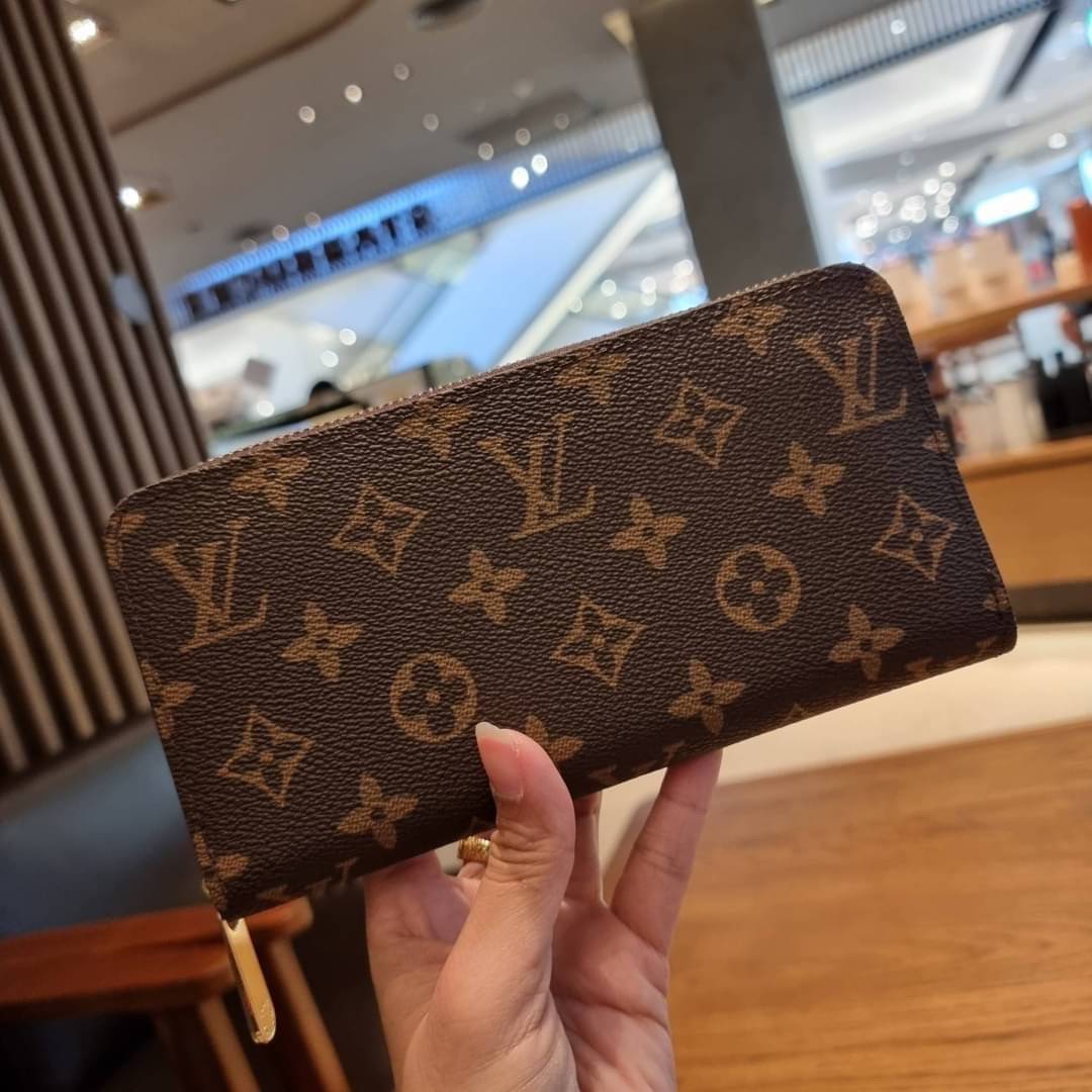 1ซิป LV long wallet ไอเท็มสุดฮิต ติดทุกกระแส แรงไม่เคยตก รุ่น unisex ที่จะหนุ่มๆสาวๆ ก็เลิฟได้หมด!! ใบยาวขนาดกำลังเหมาะมือ ถือแล้วขับผิวทุกสี วัสดุหนังแคนวาส ทนทาน เปิด-ปิดด้วยซิปรอบ ภายในมีช่องใส่บัตรเยอะ แบ่งสัดส่วนสวย ใส่ธนบัตรได้เน้นๆ ใส่เงินไปเลยจ้าห
