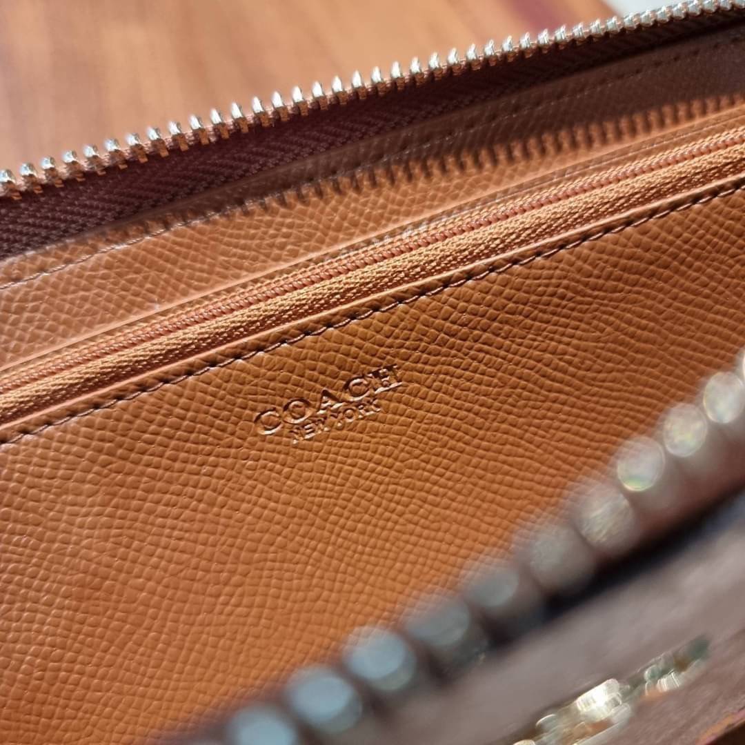 COACH ACCORDION ZIP WALLET IN SIGNATURE CANVAS WITH DAISY BUNDLE / MEADOW PRAIRIE / SPACED WILDFLOWER / DAISY BUNDLE PRINT C0033/F31778/69832 กระเป๋าสตางค์ใบยาว ลวดลายน่ารักน่าใช้มากๆ พื้นเป็นลายซีเอกลักษณ์ วัสดุหนังแคนวาสเคลือบลาย เปิด-ปิดด้วยซิปรอบ ใส่ม