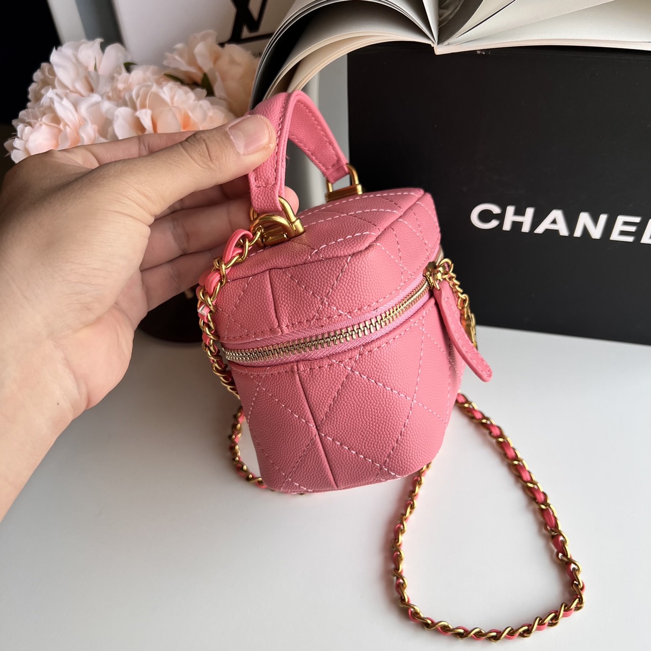 หนังแท้ Chanel Micro Bag / CHANEL Small Vanity Case Caviar Leather / Chanel vanity chain mini พร้อมส่งที่ไทย กระเป๋าสะพายข้างขนาดเล็กน่ารัก ดีไซน์คลาสสิคเรียบหรูเข้ากับทุกลุ๊คแบบไม่มีเอ้าท์ ไอเท็มนี้แนะนำสวยน่าใช้ ไม่ควรพลาดเลยค่าา