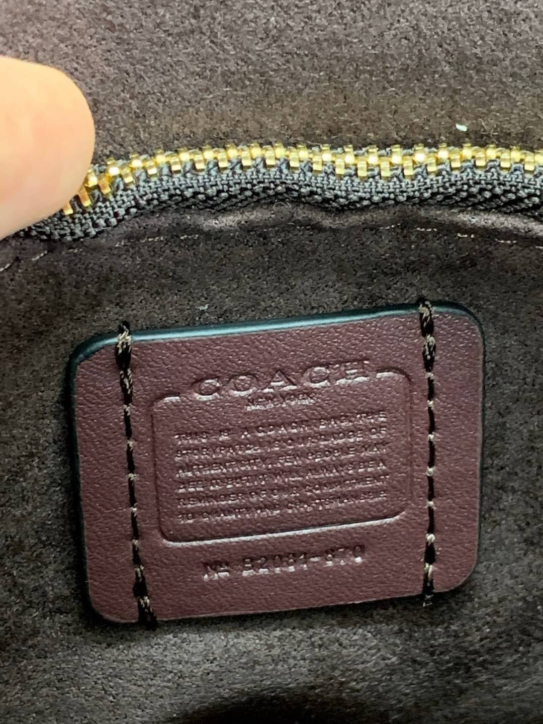 OUTLET 】COACH TABBY TOP HANDLE 20 LEATHER BAG หรูหรามากๆค่ะ สินค้าแนะนำ!! กระเป๋าถือ//สะพายข้างได้ วัสดุหนังแท้อย่างดี หนึ่งใบทำหนัง2แบบได้อย่างลงตัว สวยงาม มีอะไหล่ตัวC ใหญ่ด้านหน้าโดดเด่นหรูมากๆค่ะ 🔺เปิดปิดแบบกดล็อค ภายในมี2ช่องสำหรับใส่ของ สามา