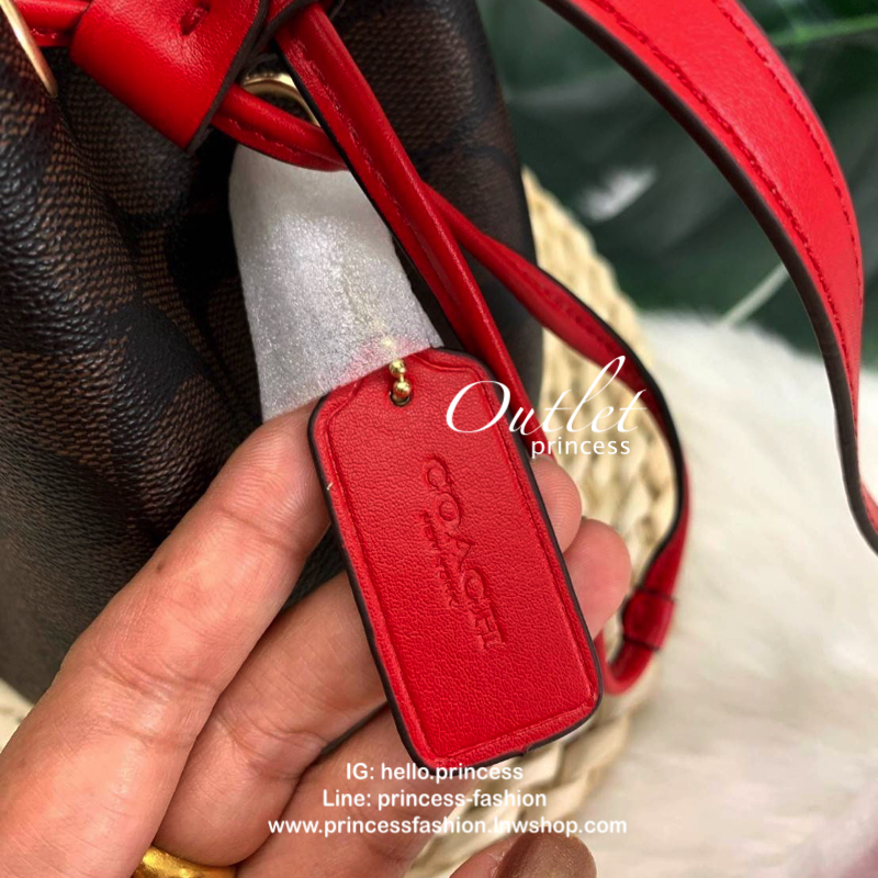 COACH LENA SIGNATURE CROSSBODY BAG กระเป๋าสะพายแบบ crossbody วัสดุหนังแกะแท้ หนังนิ่มมือ น้ำหนักเบา ทรงจีบ ลาย C มีกระดุมแม่เหล็กปิดปากกระเป๋า ภายในโล่ง ใส่ของได้จุเลยค่ะ มีช่องเล็กใส่ของจุกจิก สายสะพายเลื่อนปรับระดับได้ รุ่นนี้ใบขนาดกำลังดี น่ารักน่าใช้ม