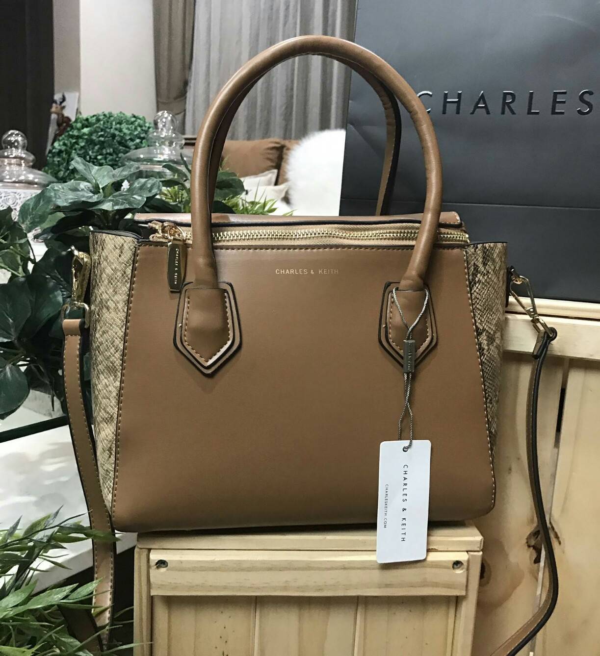 CHARLES & KEITH DOUBLE ZIP STRUCTURED BAG กระเป๋าถือหรือสะพายรุ่นใหม่ลชนช็อป ขนาดกำลังดี หนังเรียบสวยอยู่ทรงด้านหน้ามีโลโก้แบรนด์ เปิดปิดด้วยซิป ภายในกว้างจุของได้เยอะ ใส่ Ipad กระเป๋าสตางค์ หนังสือ ของใช้ได้จุ มาพร้อมสายสะพายยาวถอดปรับระดับได้ได้ มีหมุดร