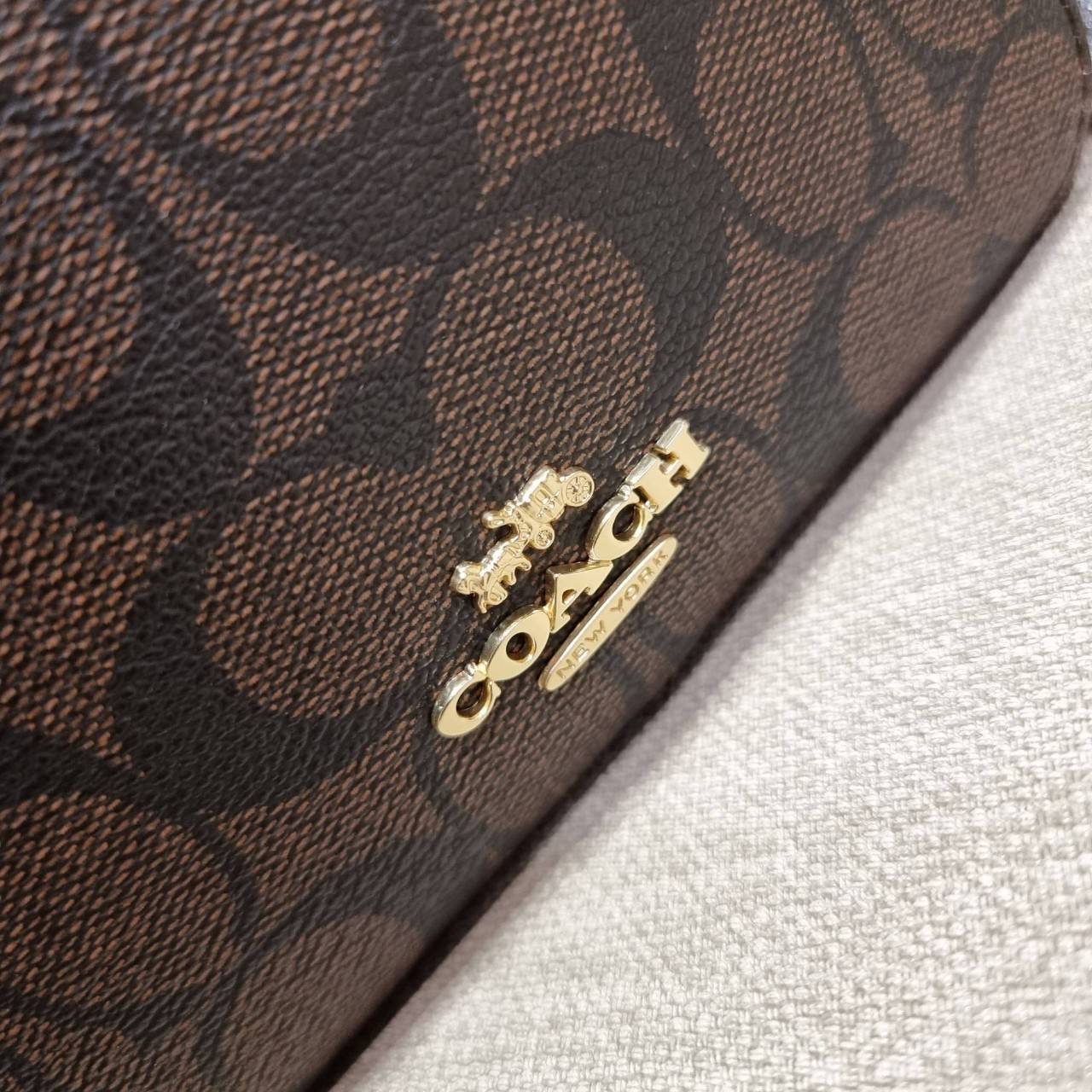 COACH 2628 MINI SERENA CROSSBODY IN SIGNATURE CANVAS ใหม่ที่สุด!! พร้อมส่งทุกสีเด็ด!! ย่อส่วนกระเป๋าสะพายคอลเลคชั่นยอดฮิต มินิเซเรนา ที่รับรองว่าน้องน่ารักม้ากกก!! ขนาดเล็กกุ๊งกิ๊ง แต่ดีเทลยิ่งใหญ่ วัสดุหนังแคนวาสเคลือบลาย เปิด-ปิดด้วยซิป สะดวกใช้ ภายในเป