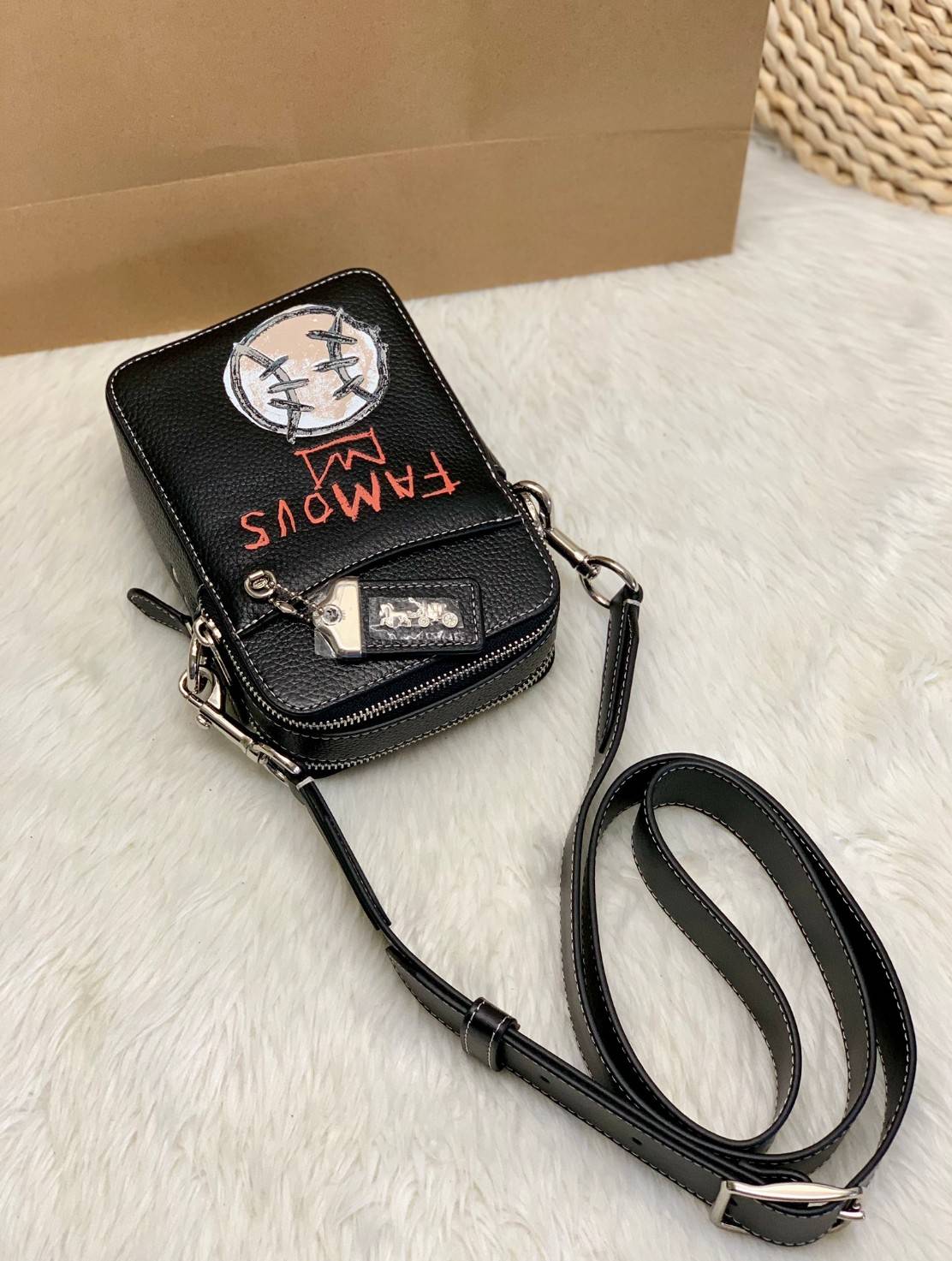New arrival! Limited edition📌 COACH X JEAN-MICHEL BASQUIAT CROSSBODY ((7049)) 🌈อีกรุ่นที่ต้องมี ห้ามพลาด ดีไซด์จาก Michel Basquiat ค่ะ กระเป๋าสะพายครอสบอดี้ร์ ใช้ได้ทั้งชาย//หญิง ค่ะรุ่นนี้ หนังแท้อย่างดี ลายหนังสวยงามมากๆค่ะ! 🔺จุด