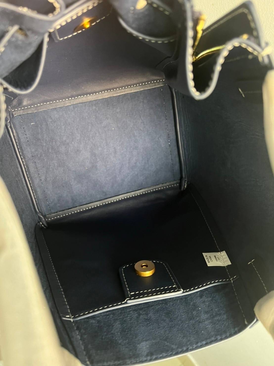 Tory T Monogram Mcgraw Dragonfly / Tory burch bucket กระเป๋าถือหรือสะพายไหล่ วัสดุหนัง Jacquard อะไหล่ทอง ทรงปีก เปิด-ปิด ด้วยกระดุมแม่เหล็ก ด้านในโลง มี 2ช่องเล็ก จุของได้เยอะ น้ำหนักเบา สายสะพาย crossbody ได้ ปรับระดับได้