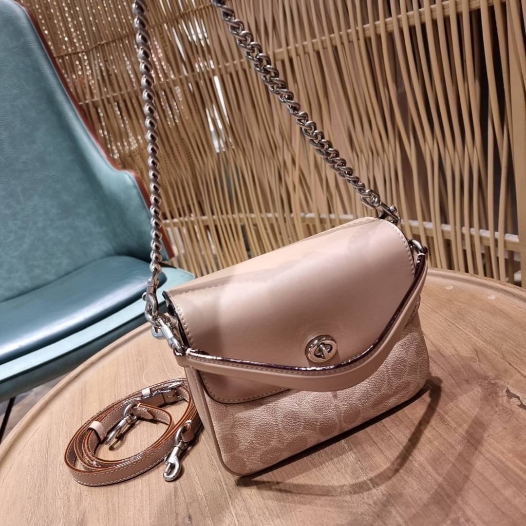 COACH 89089 CASSIE CROSSBODY 19 IN SIGNATURE CANVAS คัมแบ็คแล้วจ้า!! เรียบหรู ดูดี ต้องไอเท็มนี้เลย!! กระเป๋าสะพายข้าง สุดพิเศษ!! มีสายมาให้ถึง 3 แบบ!! สลับใช้แมทช์ตามสไตล์ได้เลย วัสดุหนังแคนวาสสลับหนังแท้ บอกเลยว่าสวยทุกสีนะคอลนี้ เปิด-ปิดด้วยตัวบิดล็อค 