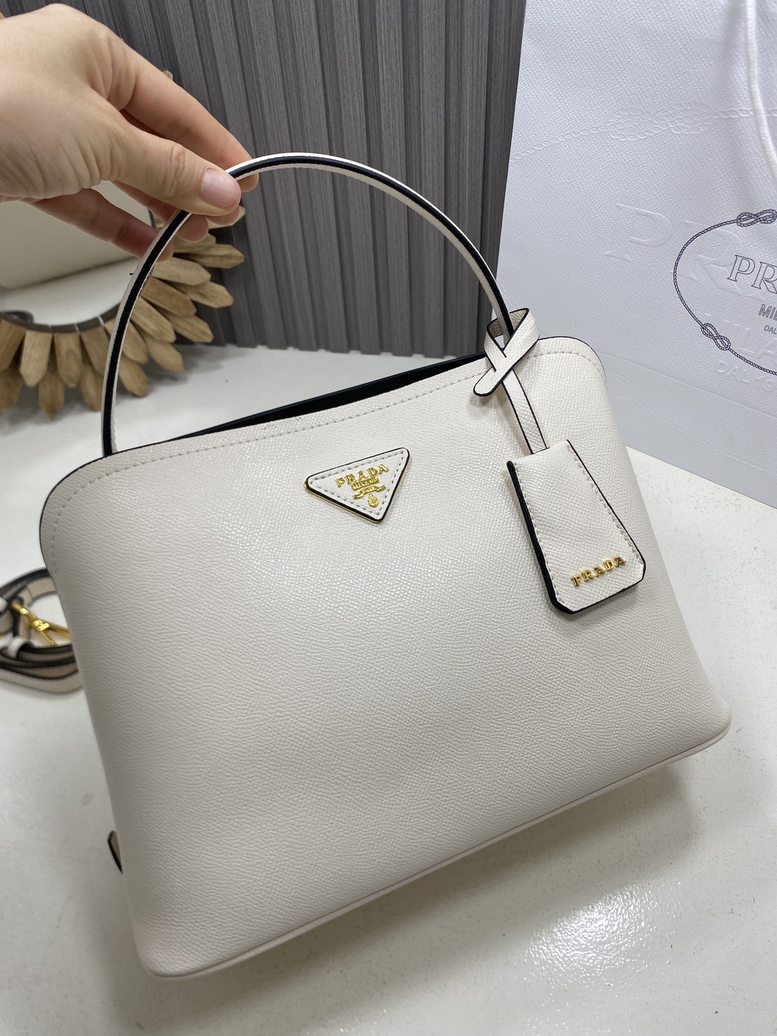 ORI หนังแท้ | Prada Matinee Medium Saffiano Leather Bag 28cm กระเป๋าสะพายทรงโฮโบสวยหรู ดีไซน์เรียบหรูตามแบบฉบับแบรนด์ ยังคงความเรียบแต่มากไว้อย่างหรูหราลงตัว ใช้งานได้หลากหลายโอกาส