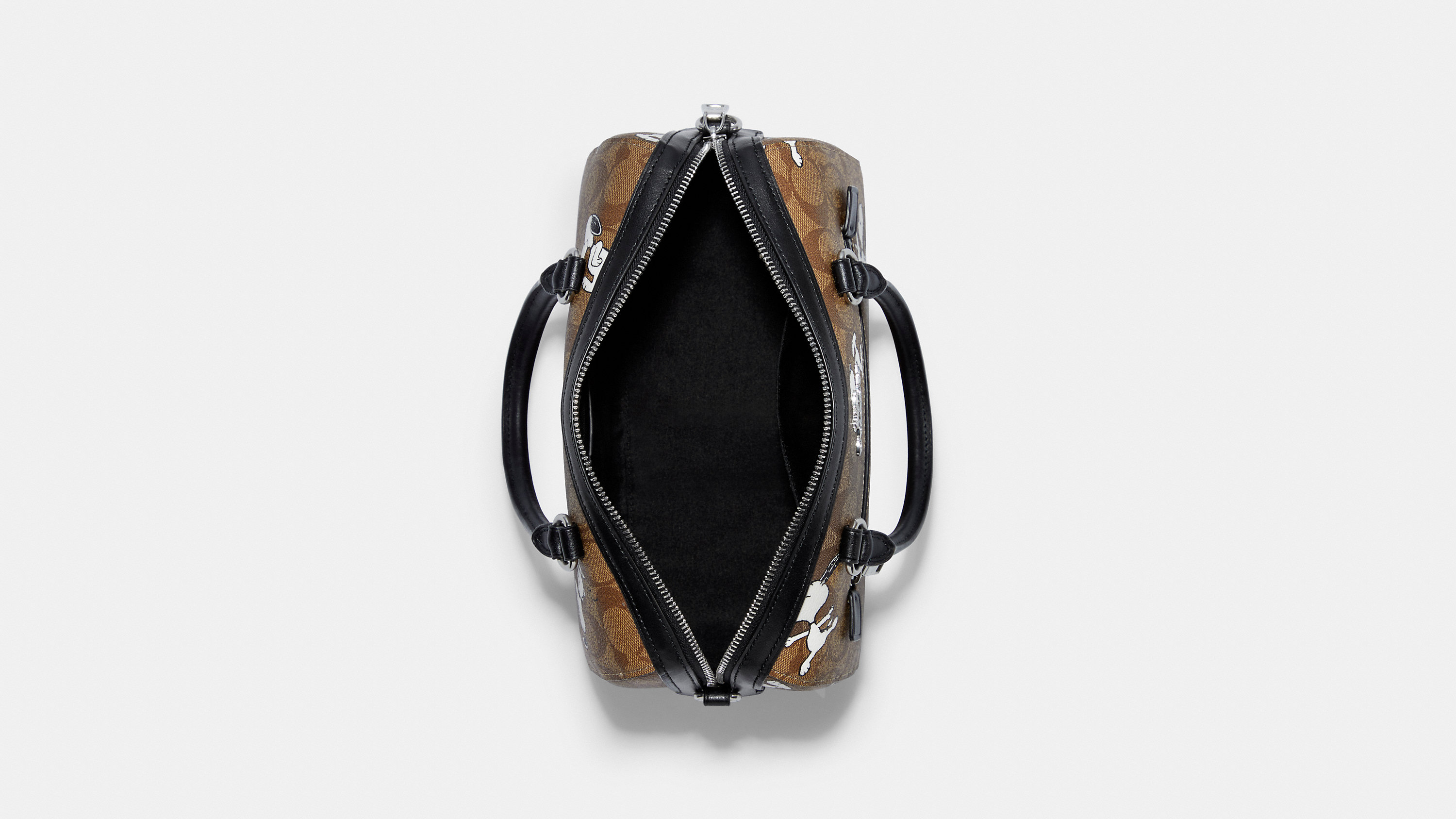 COACH C4118 COACH x PEANUTS ROWAN SATCHEL IN SIGNATURE CANVAS WITH SNOPPY PRINT สนูปพีที่สุดของคอลเลคชั่นแห่งความน่ารัก มาในดีไซน์ของกระเป๋าทรงหมอนยอดฮิต คลาสสิคใช้งานได้ไม่มีเบื่อ รอบนี้มาให้พร้อมสายสะพาย crossbody แบบสปอร์ต ทำให้ใช้งานได้อย่างกระฉับกระเ