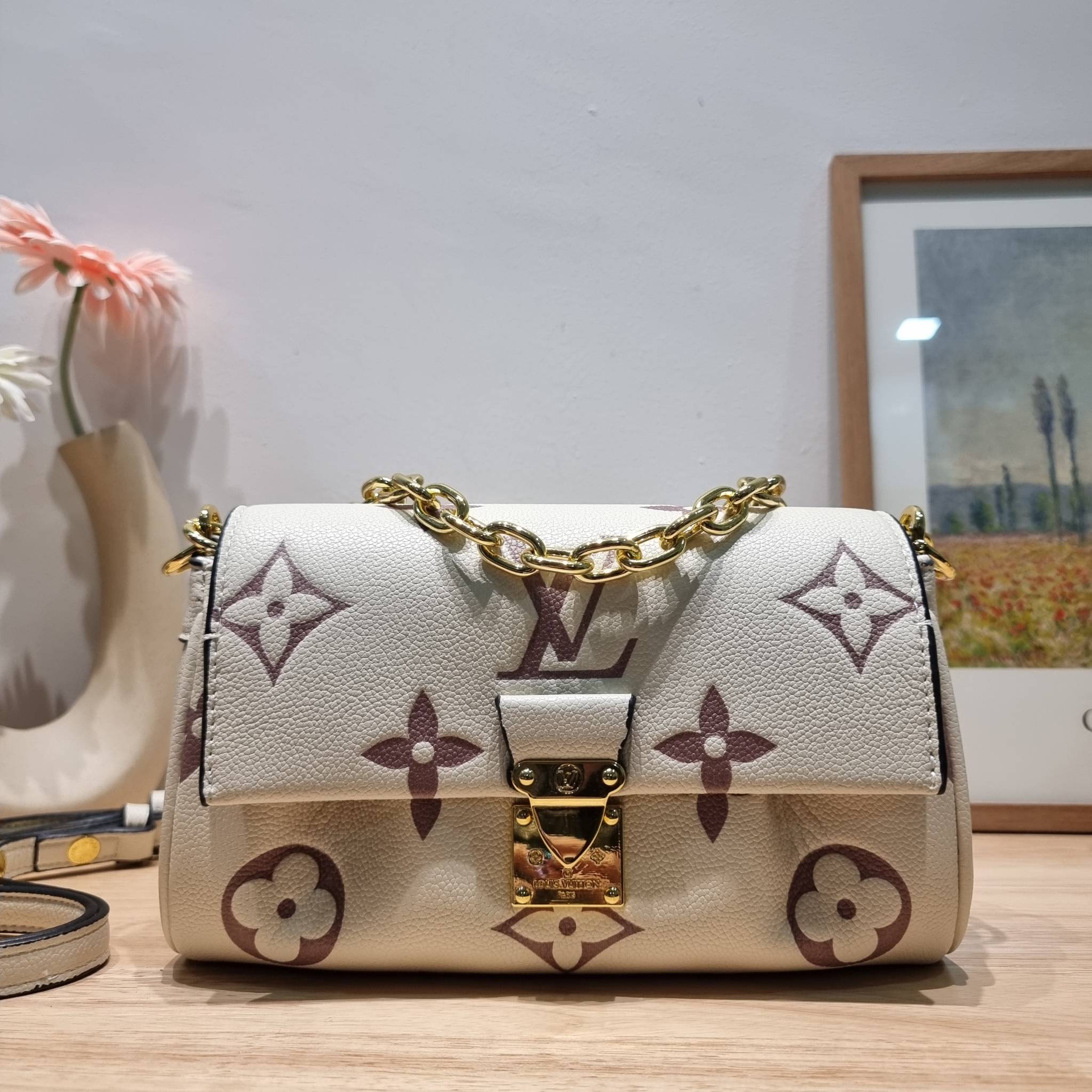 LV Favorite Bicolor Monogram Empreinte Leather - Handbags / LV FAVORITE BAG กระเป๋าสะพายคอลใหม่ล่าสุด สวยหรู ดูแพง ดีไซน์รูปทรงออกมาให้ใช้งานได้ง่าย