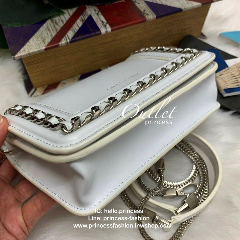 CHARLES & KEITH CHAIN DETAIL CLUTCH BAG กลับมาอีกครั้ง รุ่นขายดี สีออกใหม่ค่ะ!! กระเป๋าทรงคลัท//สะพายข้างได้ วัสดุหนังเรียบ ผิวเงา ตัวกระเป๋าแต่งอะไหล่โซ่เงินเพิ่มความเก๋เข้ามาค่ะ เปิดปิดกระเป๋าแบบกระดุมแม่เหล็ก ฝาปิดด้านบนมีช่องซิปใส่ของจุกจิกค่ะ ภายในมี