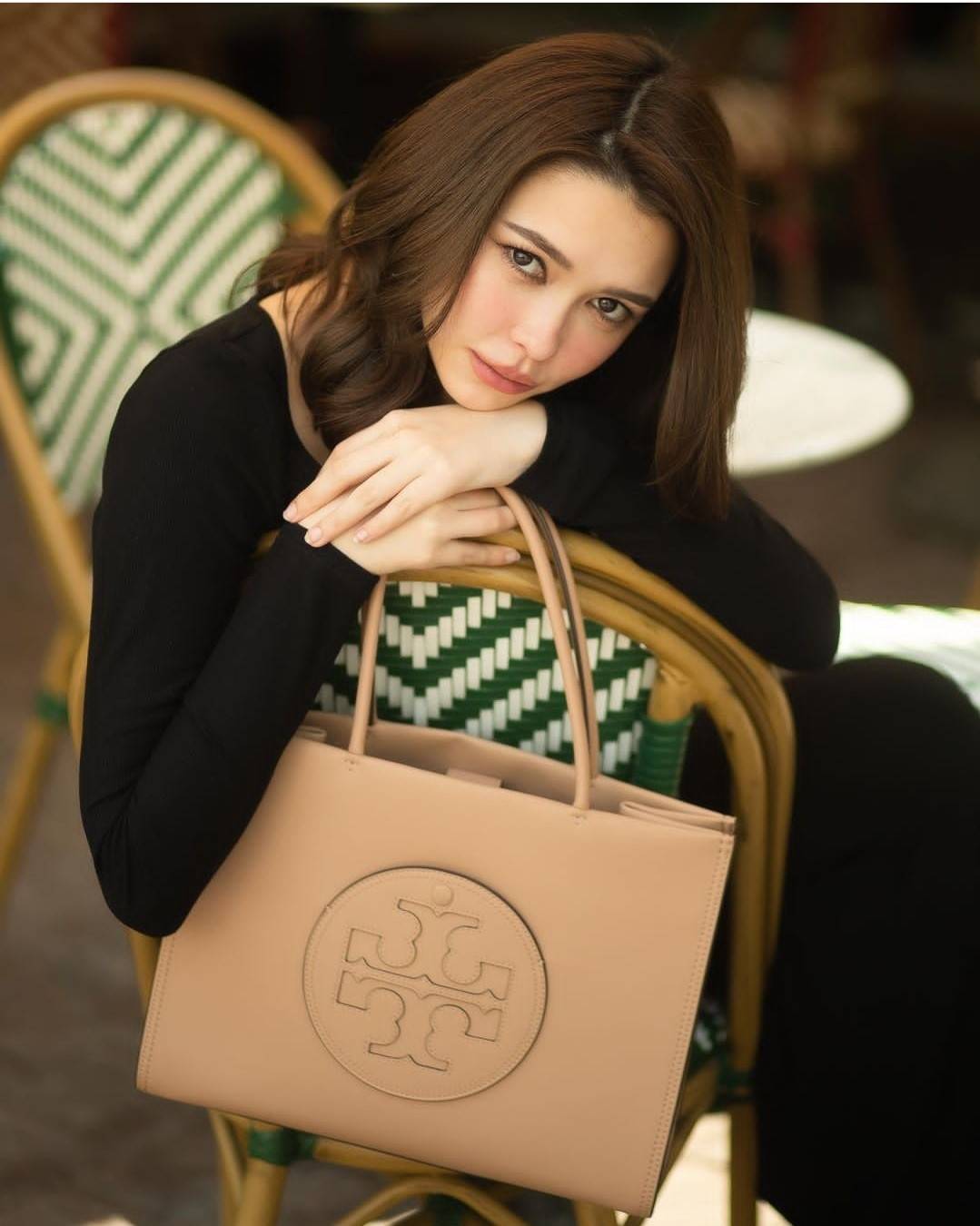TORY BURCH ECO ELLA TOTE BAG / TORY TOTE BAG พร้อมส่ง 3 สี กระเป๋าสะพายทรงโท้ท ขนาดกำลังสวย จุของได้เต็มที่ รูปทรงคลาสสิคชวนใช้ โดดเด่นด้วย patch โลโก้ คอลเลคชั่นน้องใหม่ ส่งมาให้สาวๆได้ใจฟูอีกหนึ่งไอเท็ม