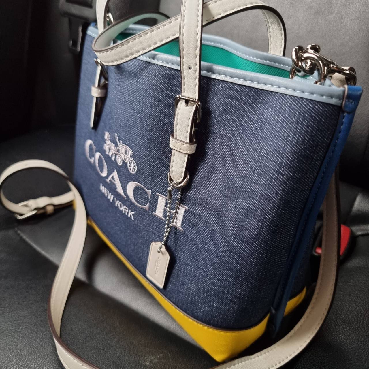 COACH C4085 MOLLIE TOTE 25 IN COLORBLOCK กระเป๋าทรงโท้ทยอดฮิต ขนาดมินิไซส์ ดีไซน์สวยคมทุกรุ่น!! ตกแต่งซิกเนเจอร์ถักทออยู่บนผ้าแคนวาส ดูโดดเด่น ภายในเป็นช่องโล่ง มีช่องซิปกลางใส่ของได้ ขนาดกำลังดีแบบใส่ของได้ครบครัน มาพร้อมสายสะพายข้าง หรือจะถือคล้องแขนเก๋