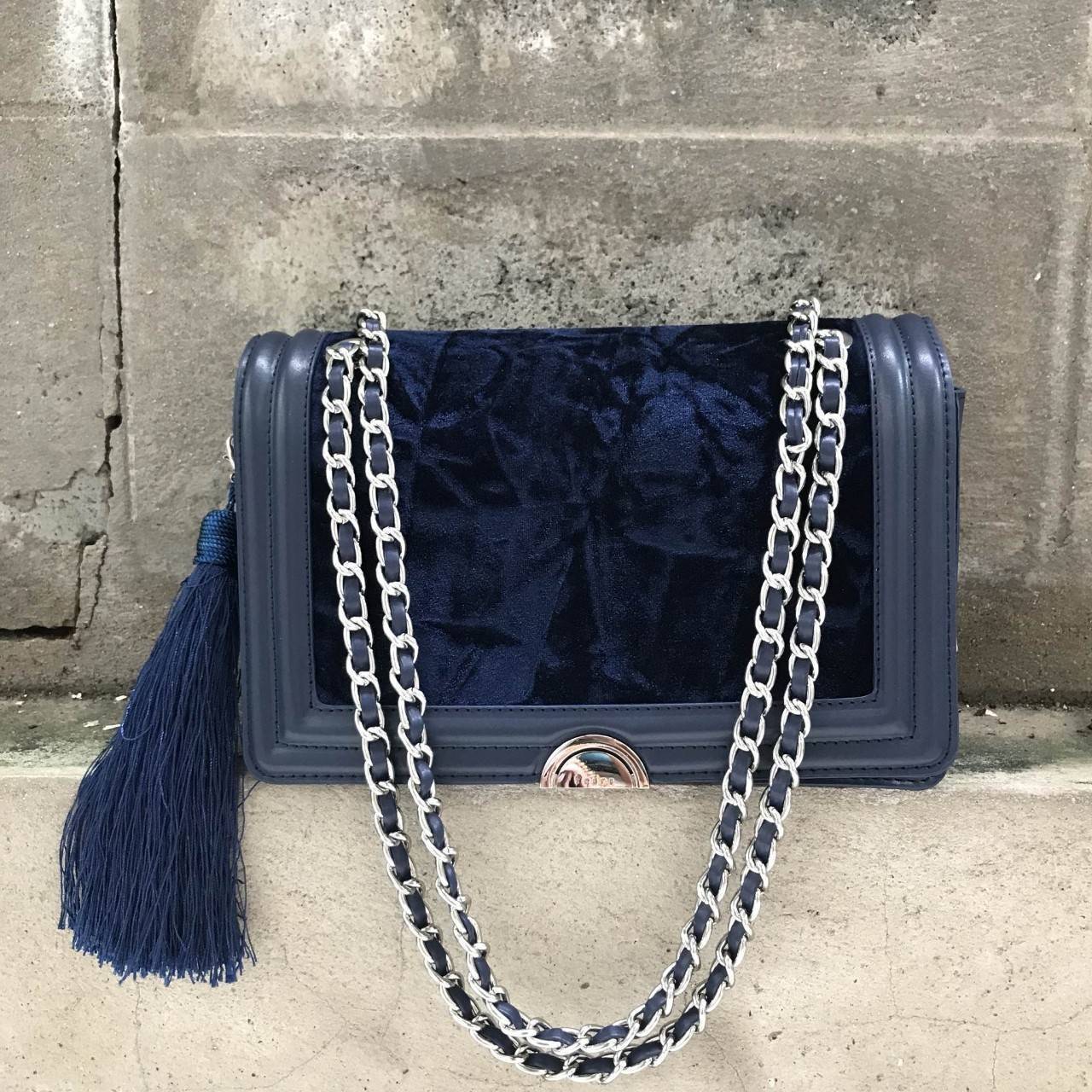 Pedro Velvet Tassel shoulder Bag รุ่นใหม่ชนช้อป!! จากแบรนด์ในเครือ charles&keith กระเป๋าสะพายข้างทรงกล่อง ตั้งอยู่ทรง สายสะพายโซ่ร้อยหนัง อะไหล่ทองทั้งใบ ด้านข้างประดับพู่สุดหรูสามารถสะพายได้ทั้งสายเดี่ยวและสายคู่ ภายในมีช่องซิปแยก สามารถใส่กระเป๋าสตางค์ท