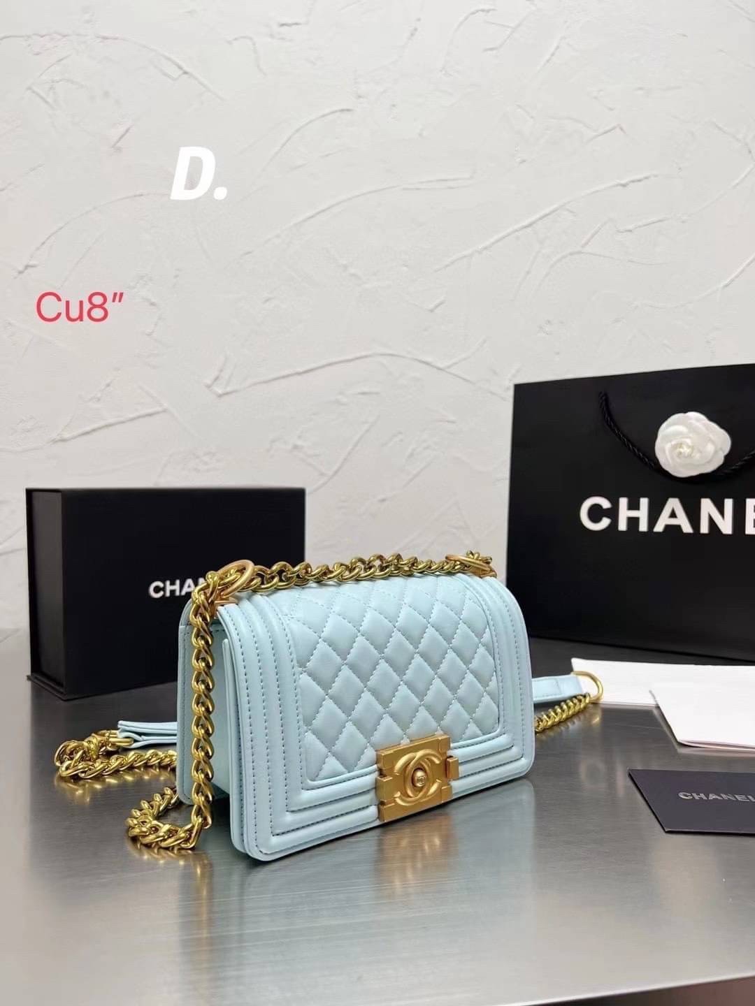 CHANEL BOY 8" กระเป๋าสะพายทรงคลาสสิค มีงานหนังเรียบ และหนังคาเวียร์ อะไหล่เงิน/ทอง ตามรูป สวยหรูมาแต่ไกล สามารถสะพายออกงานได้หลายโอกาส สวยงามไม่ผิดหวังค่ะ
