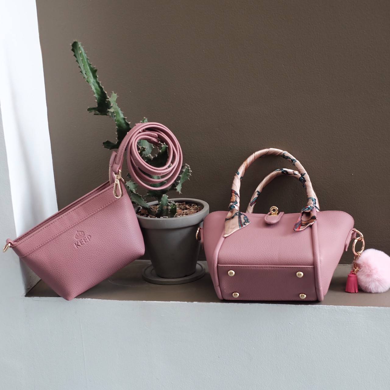 กระเป๋าทรงน่ารักๆ รับ Summer นี้เลยค่า KEEP ‘ Basket ‘ Handbag > ทรงน่ารัก (ราคานี้แถม ปอมๆ และผ้าพันหูกระเป๋าให้ 2 ผืน เข้า Set ) > มีใบเล็กด้านใน ให้อีก 1 ใบ สามารถเอาออกมาใช้สะพายได้ ( เหมือนซื้อ1ได้2 ) >น้ำหนักเบา ใบเล็กกะทัดรัด เหมาะกับ Summ