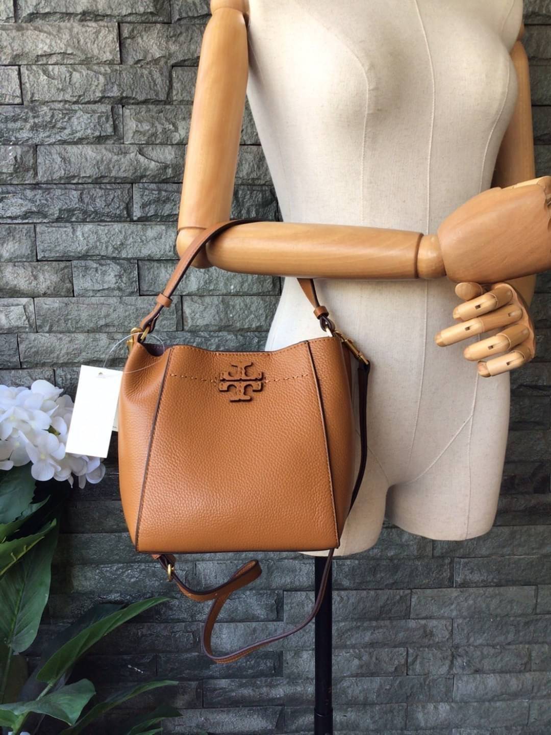 คอลเลคชั่นขายดี มากี่รอบๆ ก็หมดไวทุกรอบ!! TORY BURCH MCGRAW MINI BUCKET BAG กระเป๋าสะพาย และ ถือ คล้องแขน ทรงถัง สะพายได้ 2 ทรง ผลิตจากหนังแท้ หนังลูกวัว หนังนุ่ม หนังหอม น้ำหนักเบามากกก!! หนังลื่น นิ่มสวยมากๆ!! ด้านหน้าประดับโลโก้แบรนด์ ภายในโล่งกว้าง มี