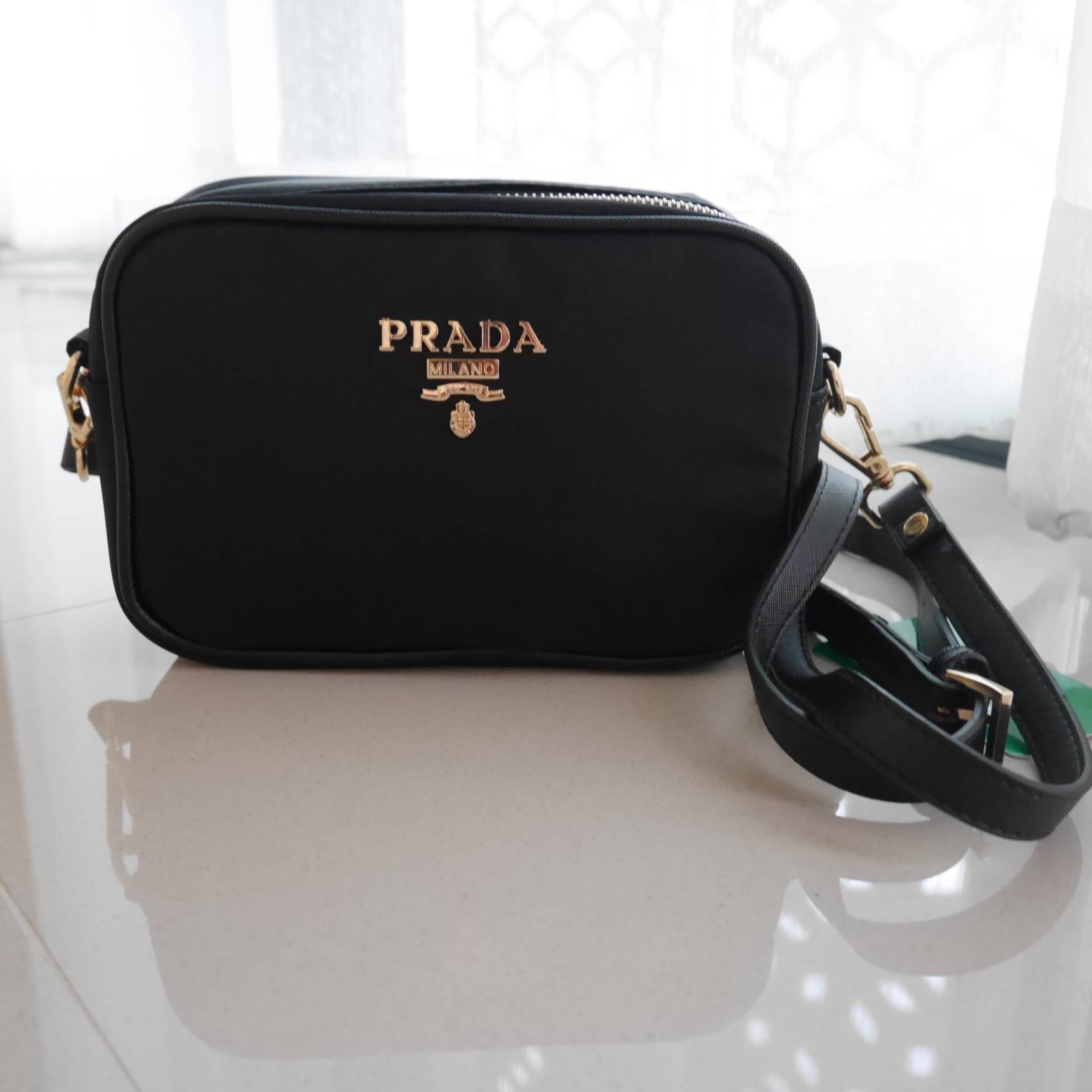 ล็อตใหม่ค้า กับทรงน่ารักในราคาน่ารัก mini crossbody งานพรีเมี่ยมกิ้ฟ จากเคาเตอร์ต่างประเทศ เป็น Best Seller อีกหนึ่งรุ่นเลย จากแบรนด์ PRADA เป็นทรงสี่เหลี่ยม กระเป๋าเป็นผ้า nylon ทั้งใบ เลิศมาก สามารถสะพายเป็น shoulder bag ได้เลย ขนาดกำลังดีค่ะ ใส่ของจุกจ