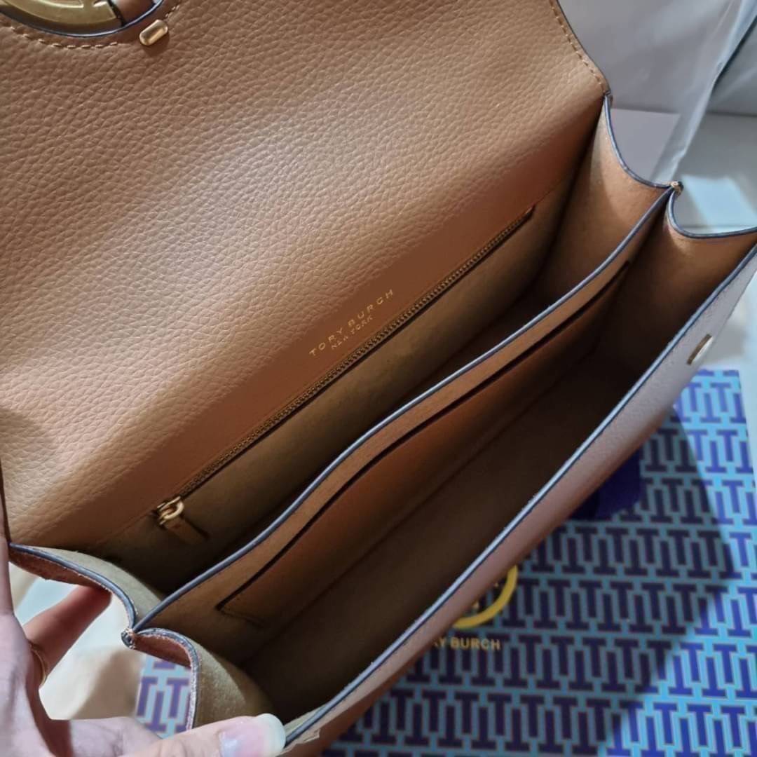 TORY BURCH MILLER SHOULDER BAG รุ่นยอดนิยม รุ่นหายาก รุ่นที่สาวๆตามหา ใบนี้เลย!! สวยหรู ผู้ดีทุกสี กระเป๋าสะพายไหล่ ดีไซน์อยู่ทรง คลาสสิคแฝงความหรูด้วยโลโก้สีทองอร่ามโดดเด่น วัสดุหนัง pepble สลับหนังวัวแท้ เปิด-ปิดด้วยกระดุมแม่เหล็ก ภายในโล่งกว้างมาก แบ่ง
